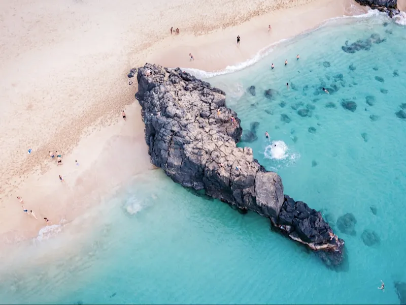 États-Unis d'Amérique Hawaï Waimea Bay La baie de Waimea sur l'île d'Oahu, à Hawaï, est connue pour ses vagues impressionnantes, idéales pour les surfeurs en hiver, et sa plage pittoresque aux eaux turquoises.