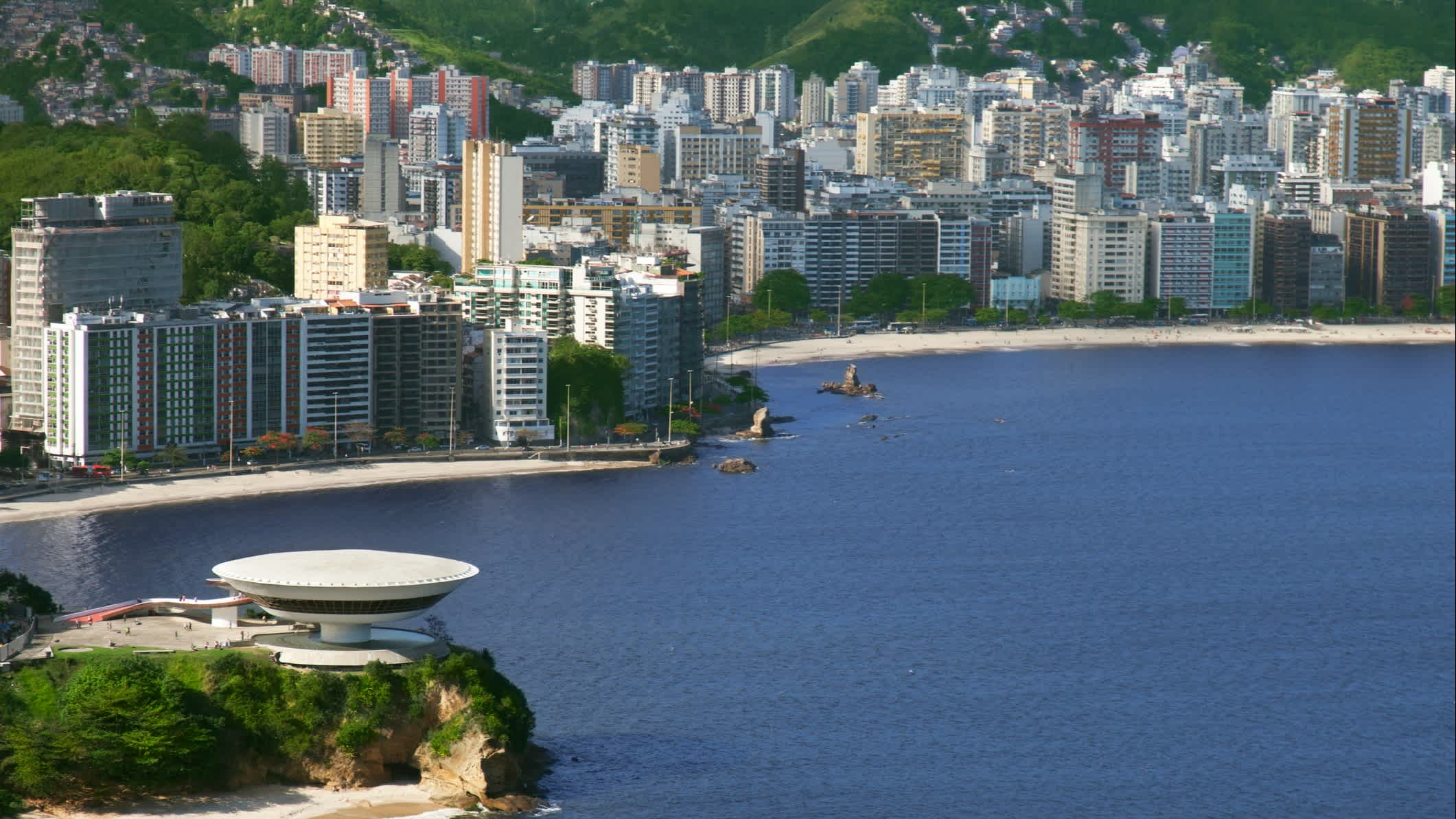 Le célèbre musée de Niemeyer à Niteroi, Brésil