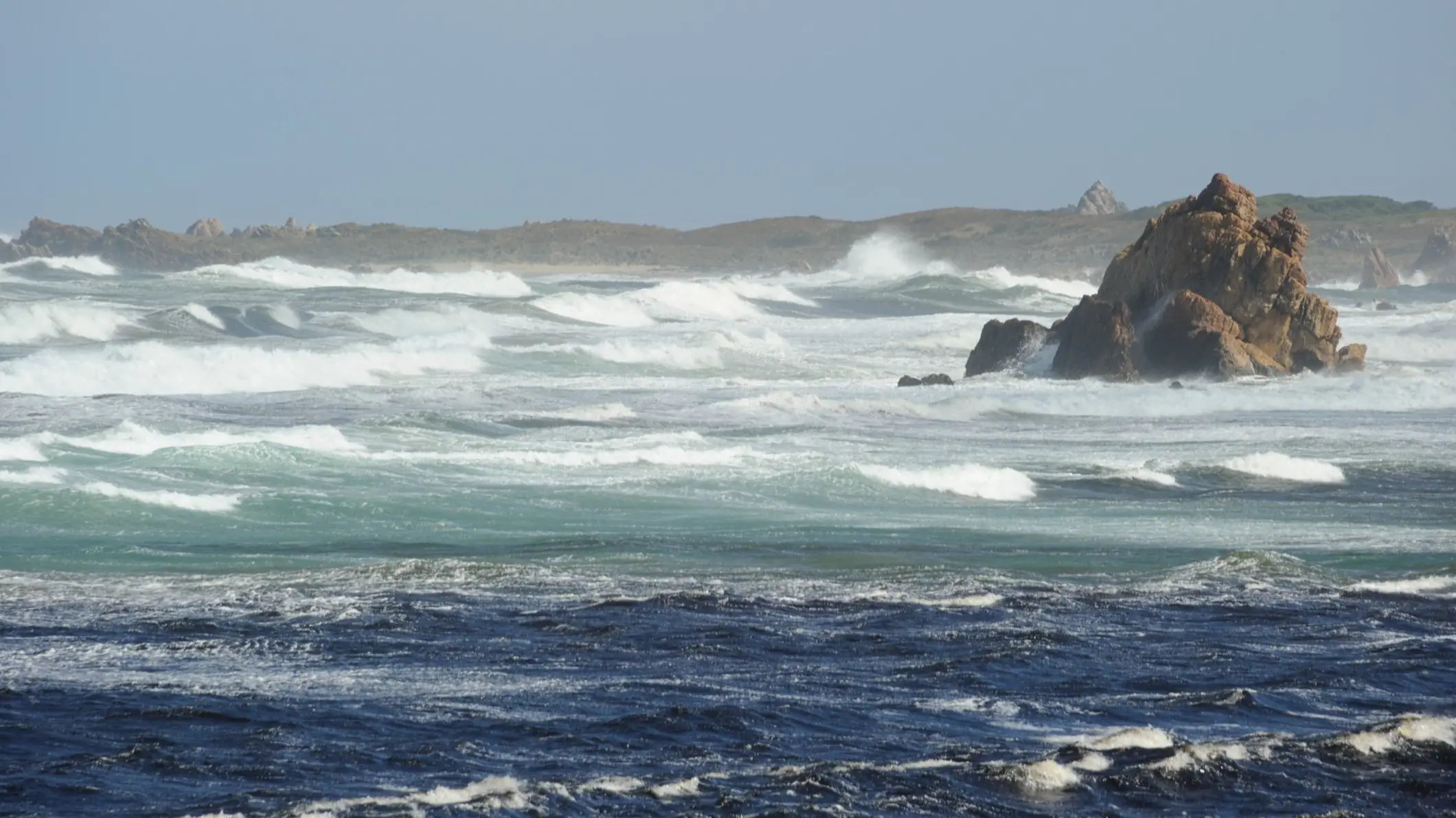 The Edge of the World, Tasmanie, Australie Plage avec un rocher dans une mer agitée