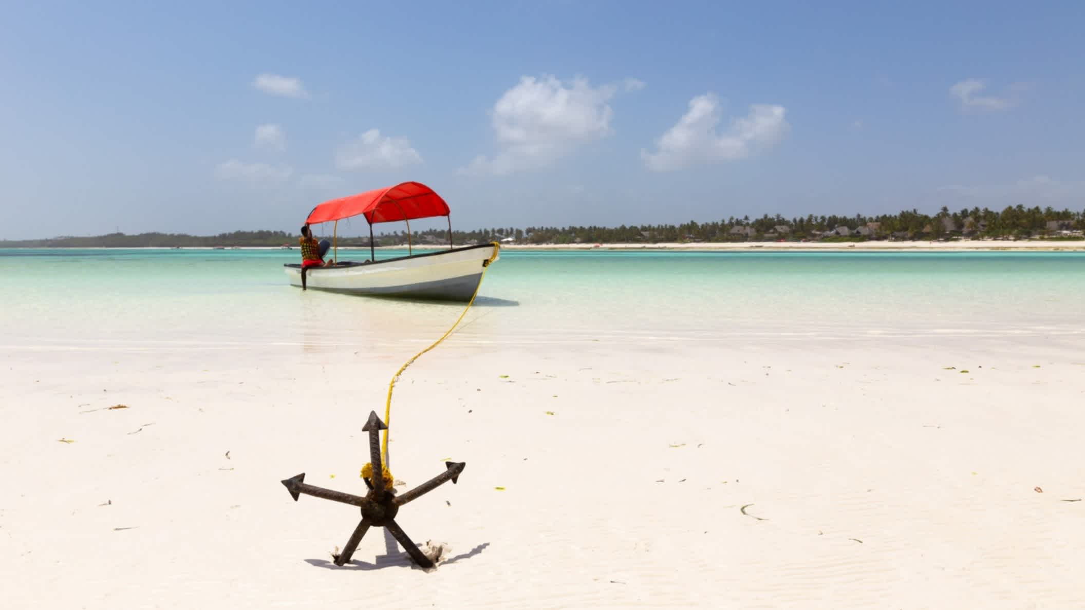 Un bateau sur la plage de Nungwi sur l'île de Zanzibar, Tanzanie
