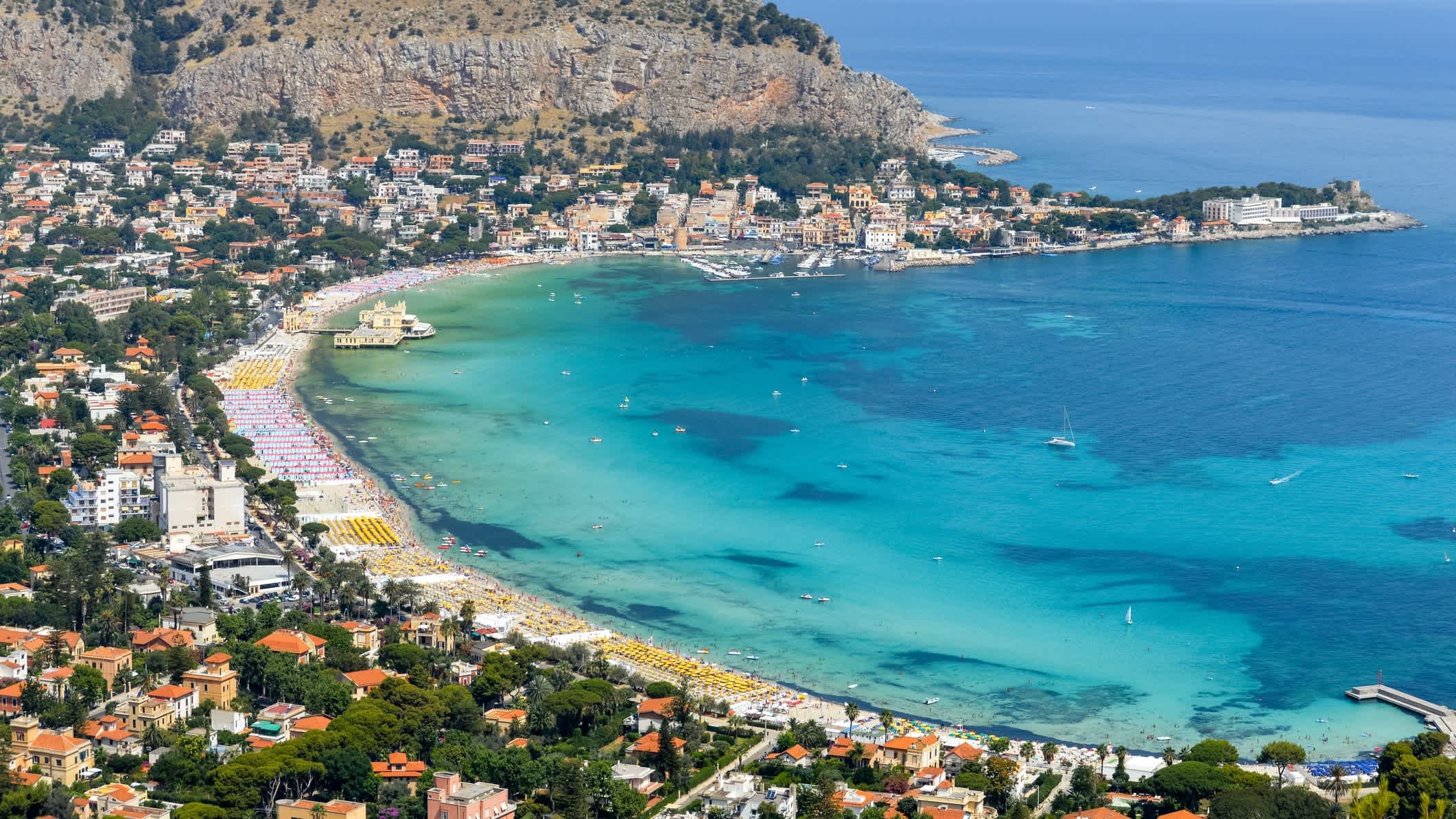 Panoramablick aus der Luft auf den Strand von Mondello in Palermo, Sizilien und die umliegende Stadt sowie das Gebirge.

