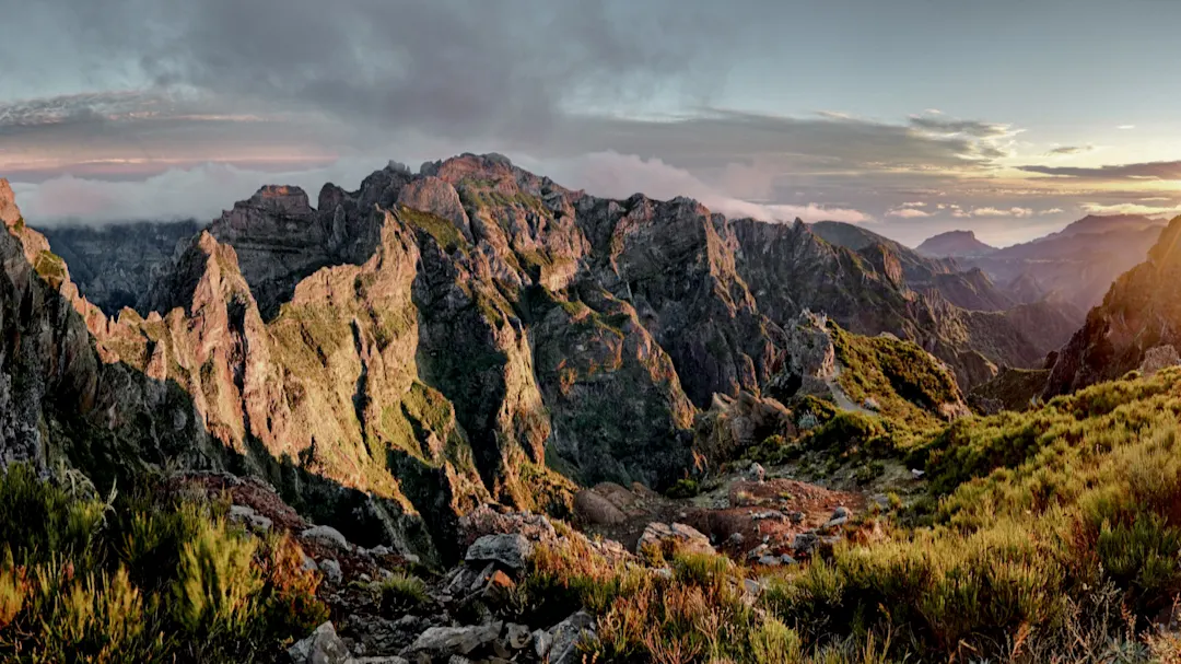 Sonnenaufgang über rauer Berglandschaft. Pico do Arieiro, Madeira, Portugal.
