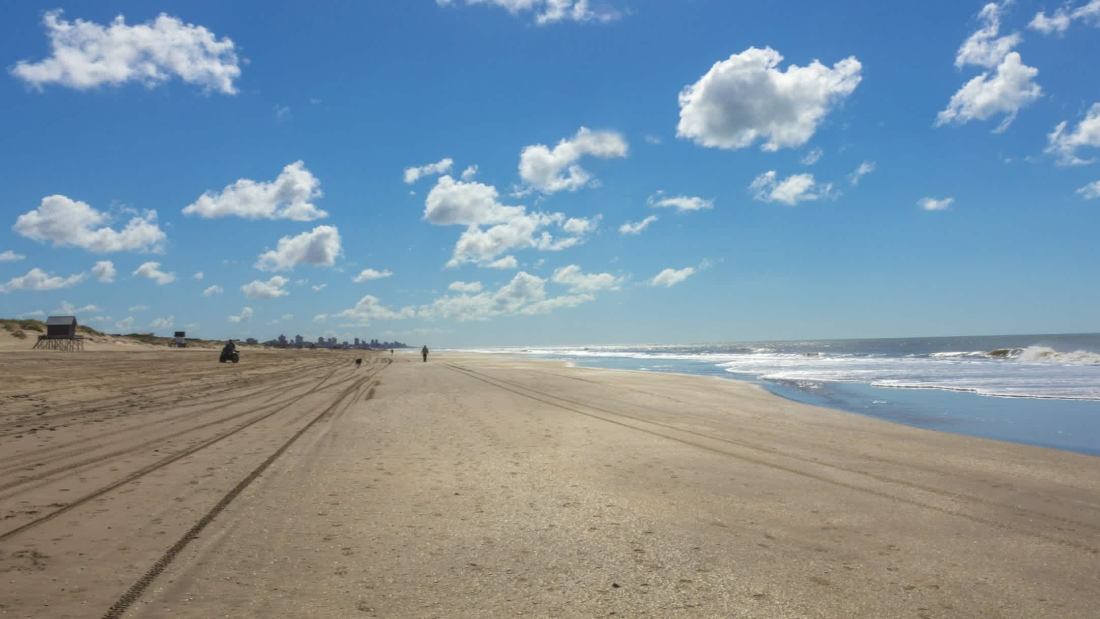 Longue étendue de sable au bord de l'eau sur la plage Villa Gesell en Argentine