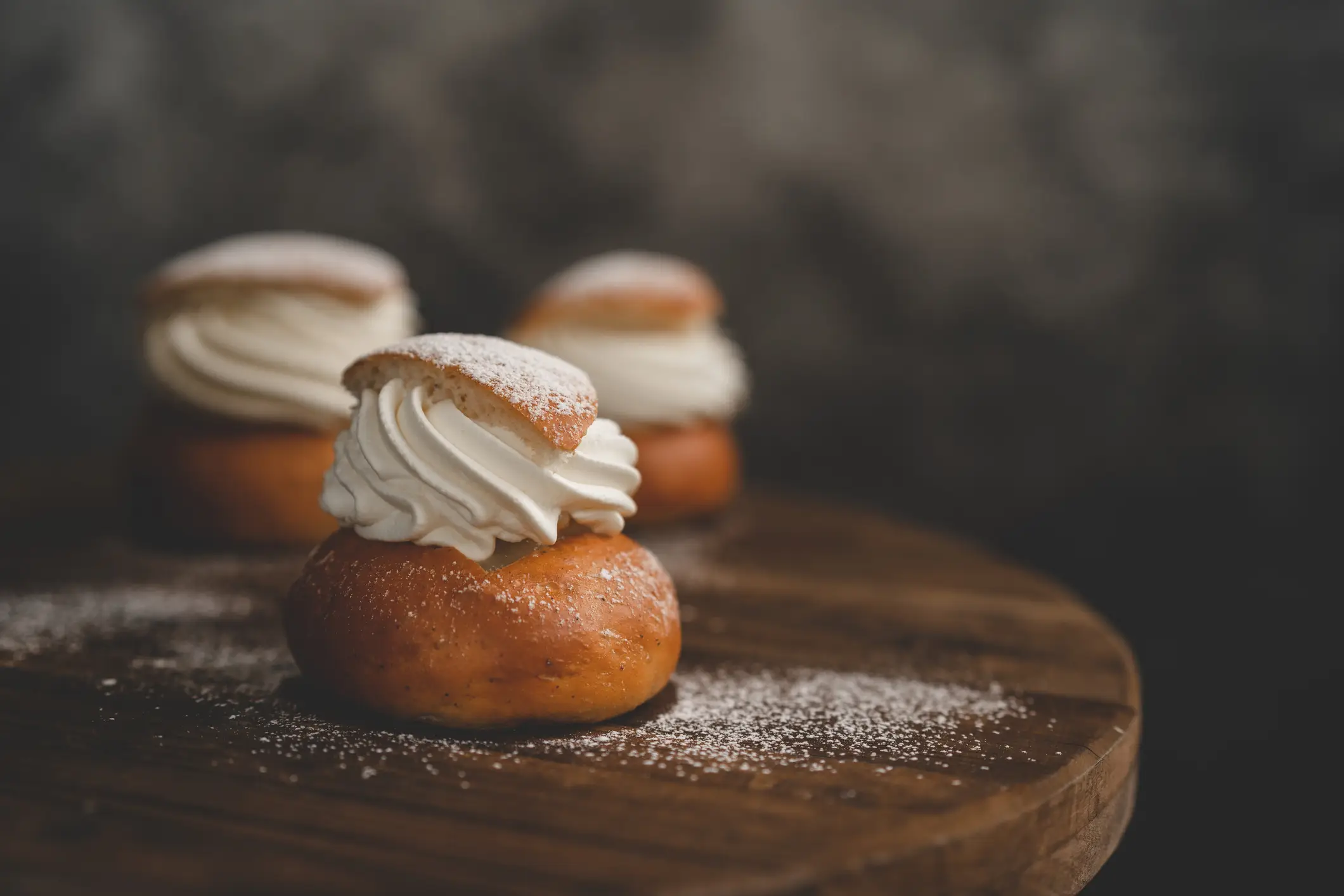 Semla, Sahne, Süßgebäck - Teilchen, Bäckerei, Gourmet-Küche Semla, Sahne, Süßgebäck - Teilchen, Bäckerei, Gourmet-Küche