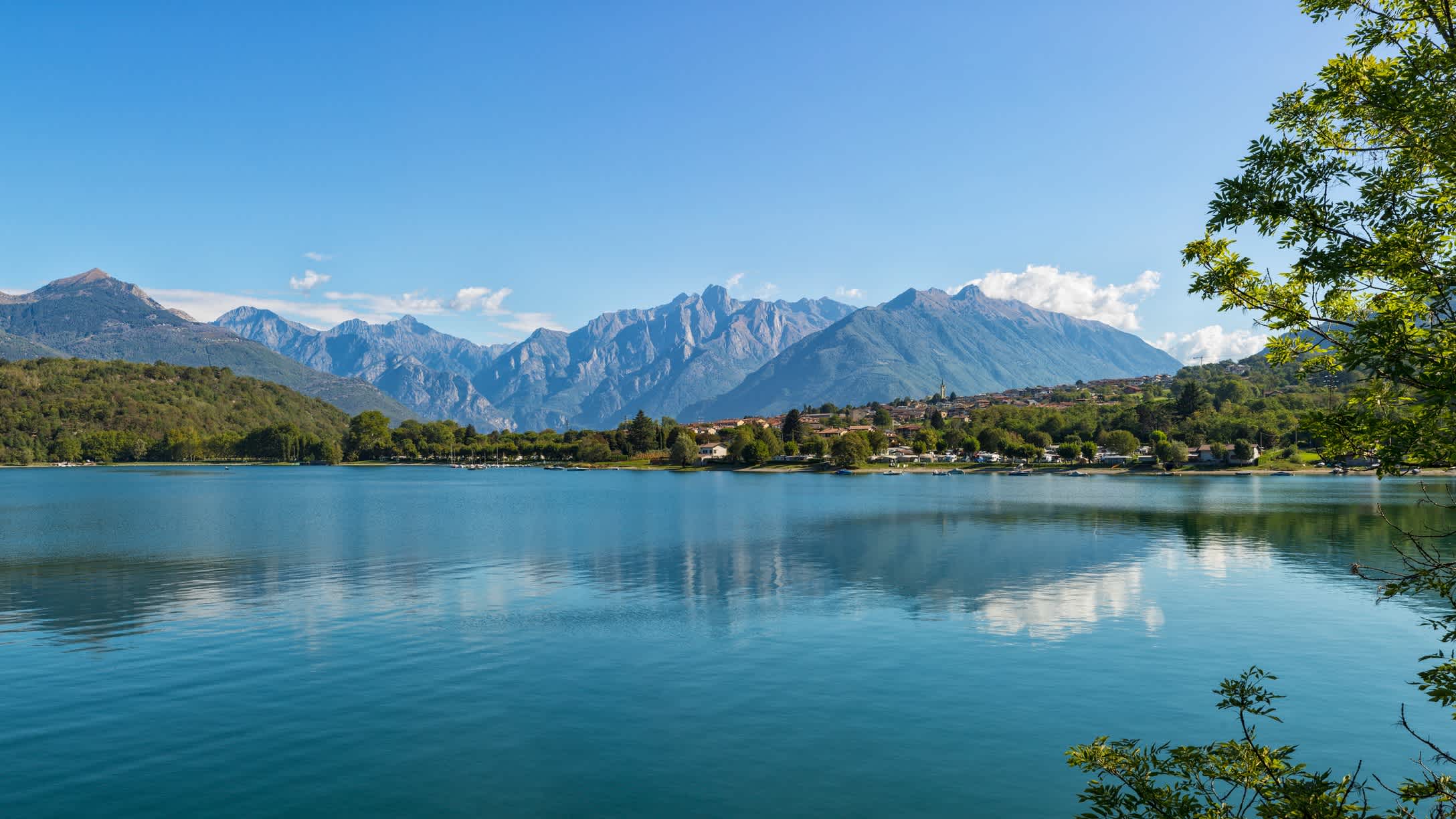 Vue sur les montagnes et le lac de Côme depuis Laghetto di Piona, en Lombardie, en Italie.