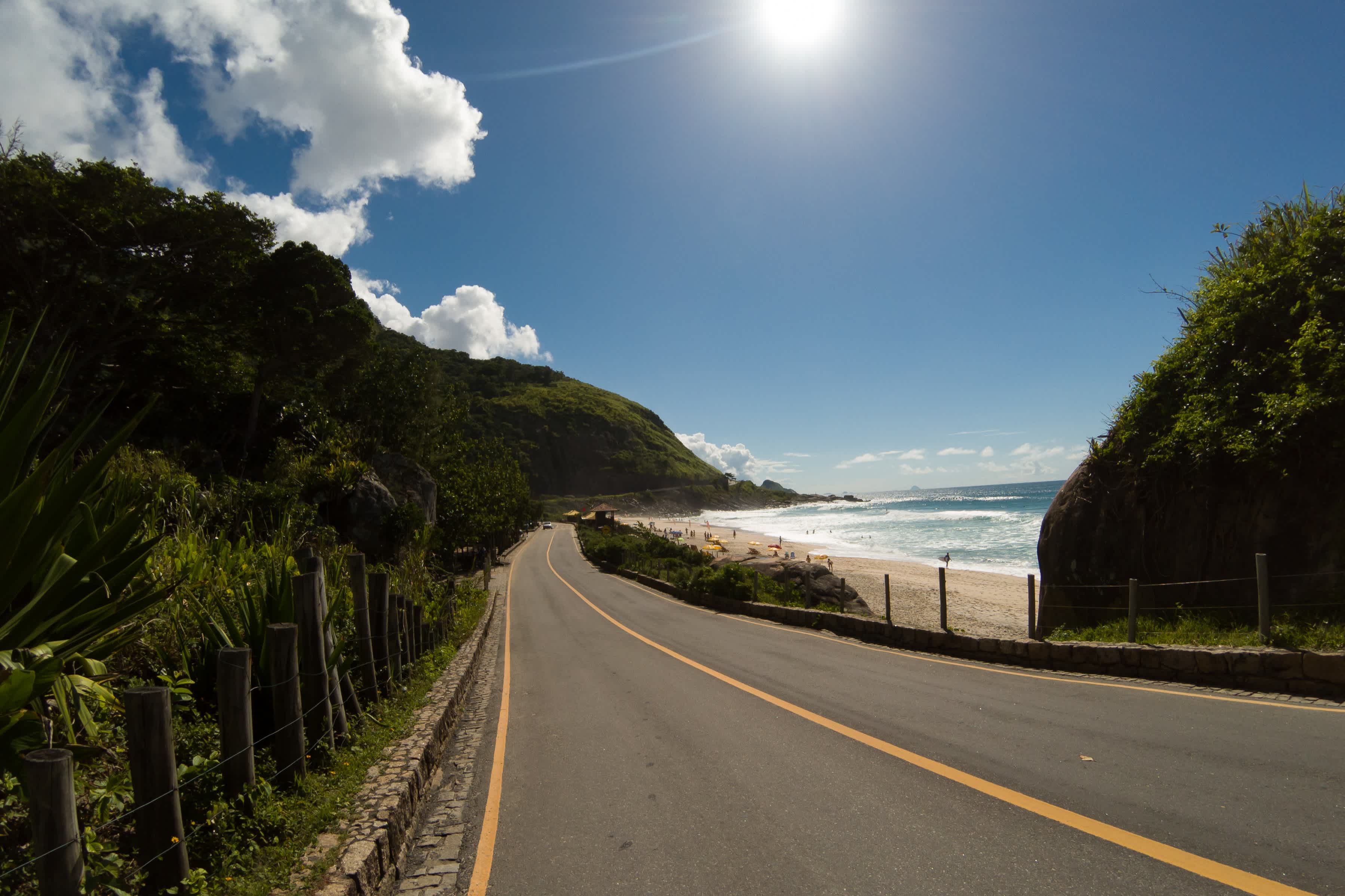 Straße und Strand am sonnigen Tag in Rio de Janeiro