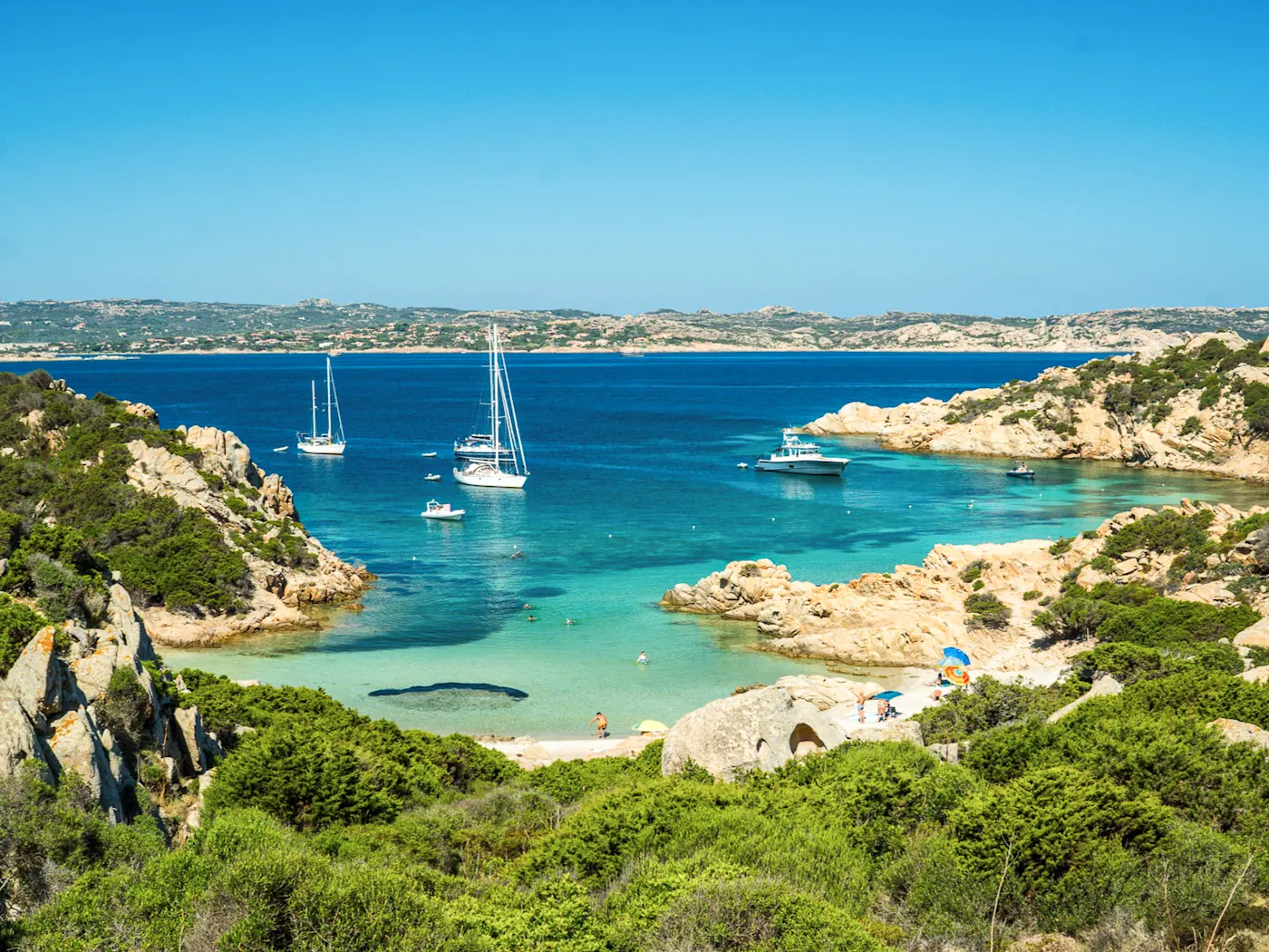 La Maddalena, Sardinien, Italien Eine Bucht bei La Maddalena, Sardinien.