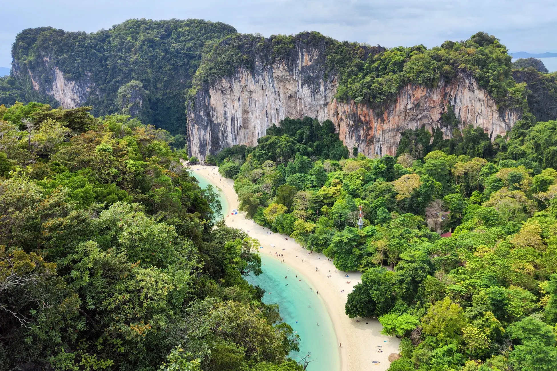 Thailand, Hong Islands, Luftaufnahme Schroffe Felslandschaft und ein goldener Sandstrand inmitten grüner Vegetation