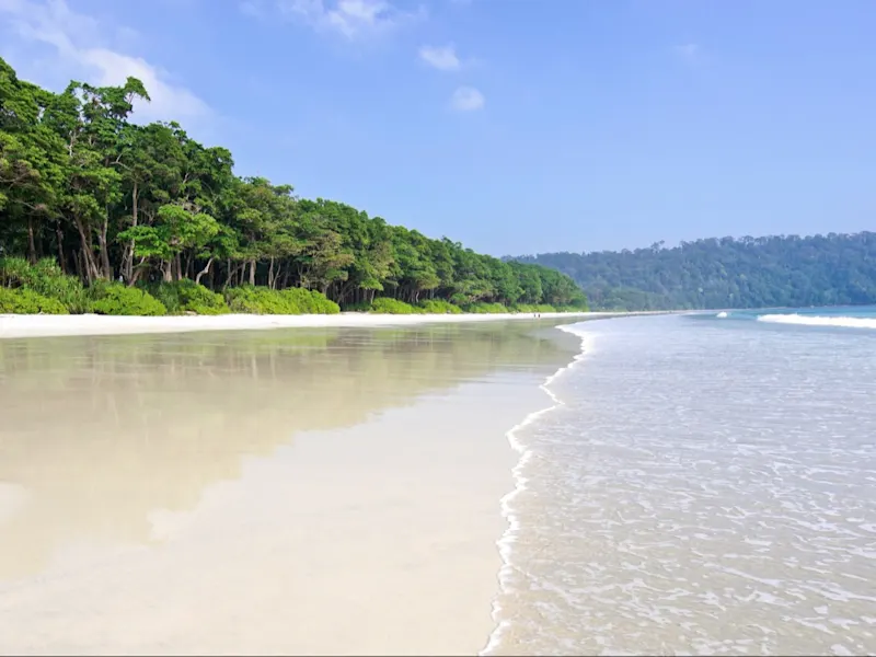 De vastes plages tranquilles comme la plage de Palolem à Goa offre des espaces infinis entourés d'une nature tropicale verdoyante