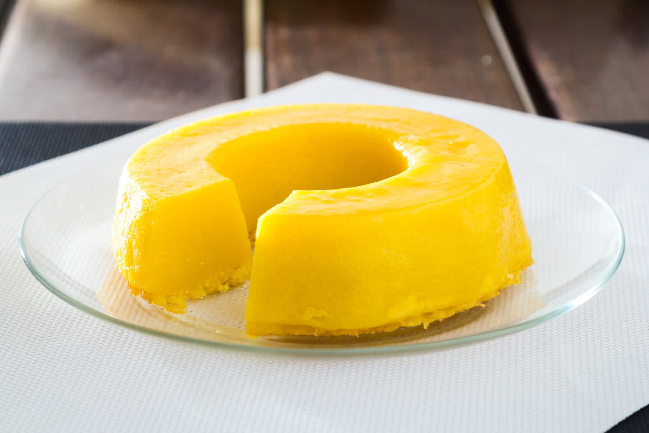 Brasilianischer Quindim (Kokosnuss-Ei-Vanillepudding).