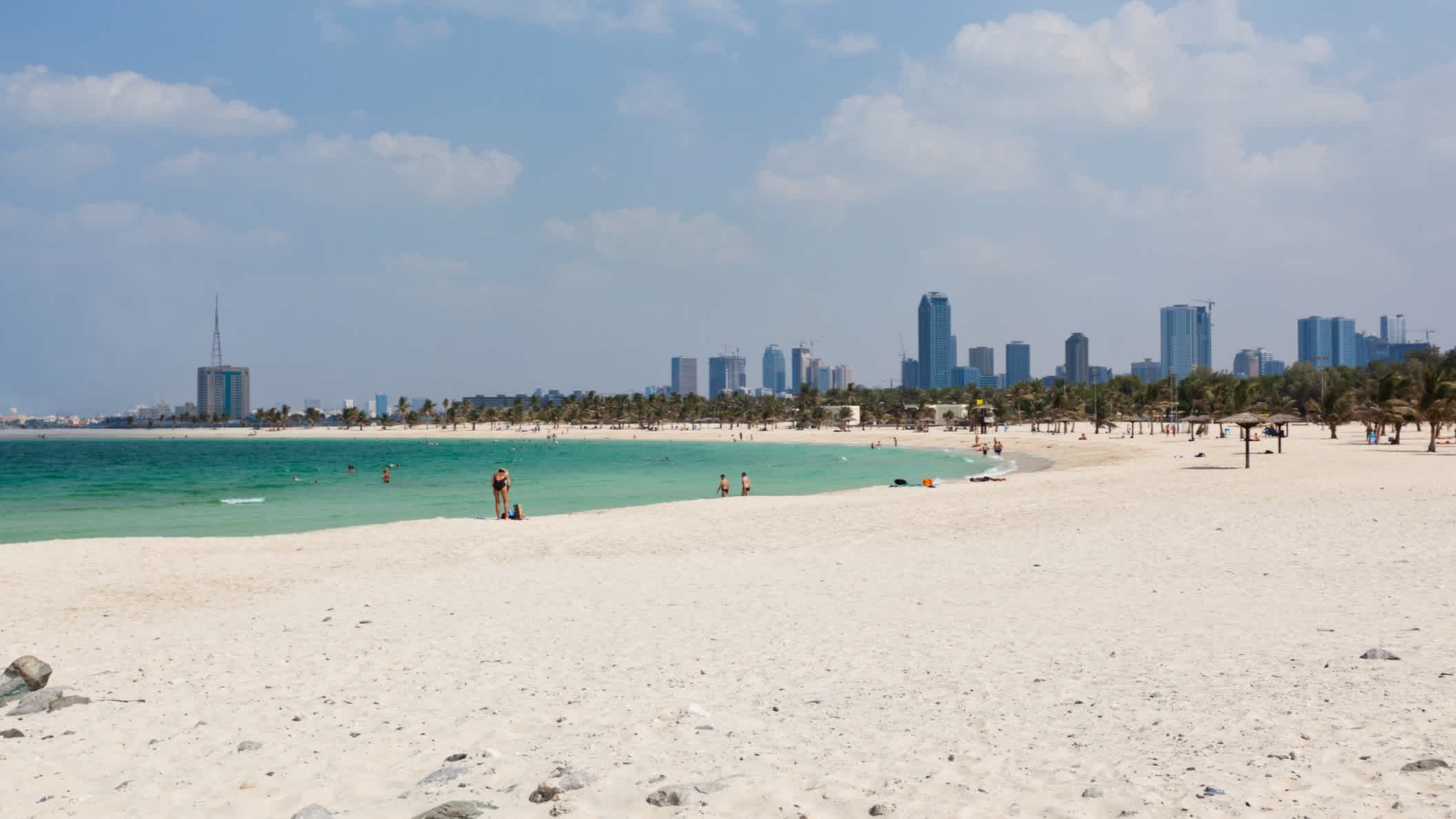 Der Ansicht auf den leeren Strand mit dem Blick auf den Dubai Skyline, VAE.