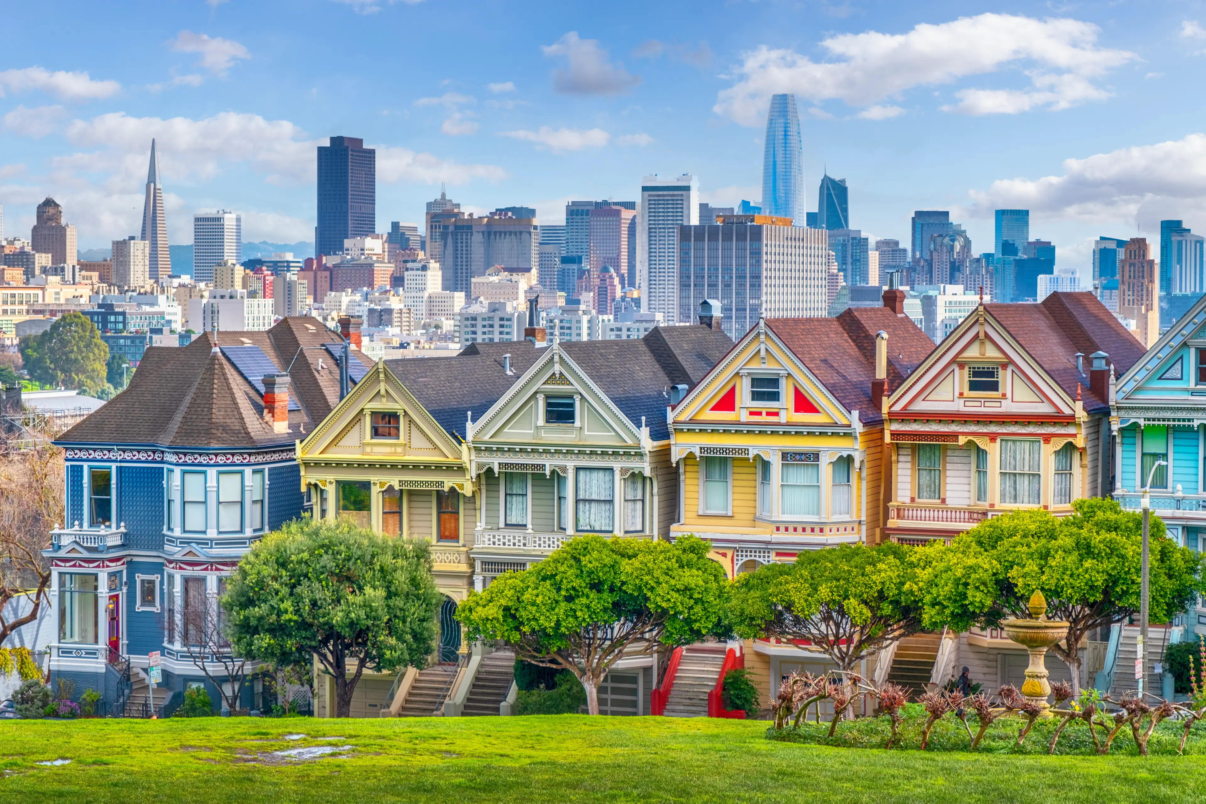 Photo nocturne aux couleurs pastel des Painted Ladies à San Francisco
