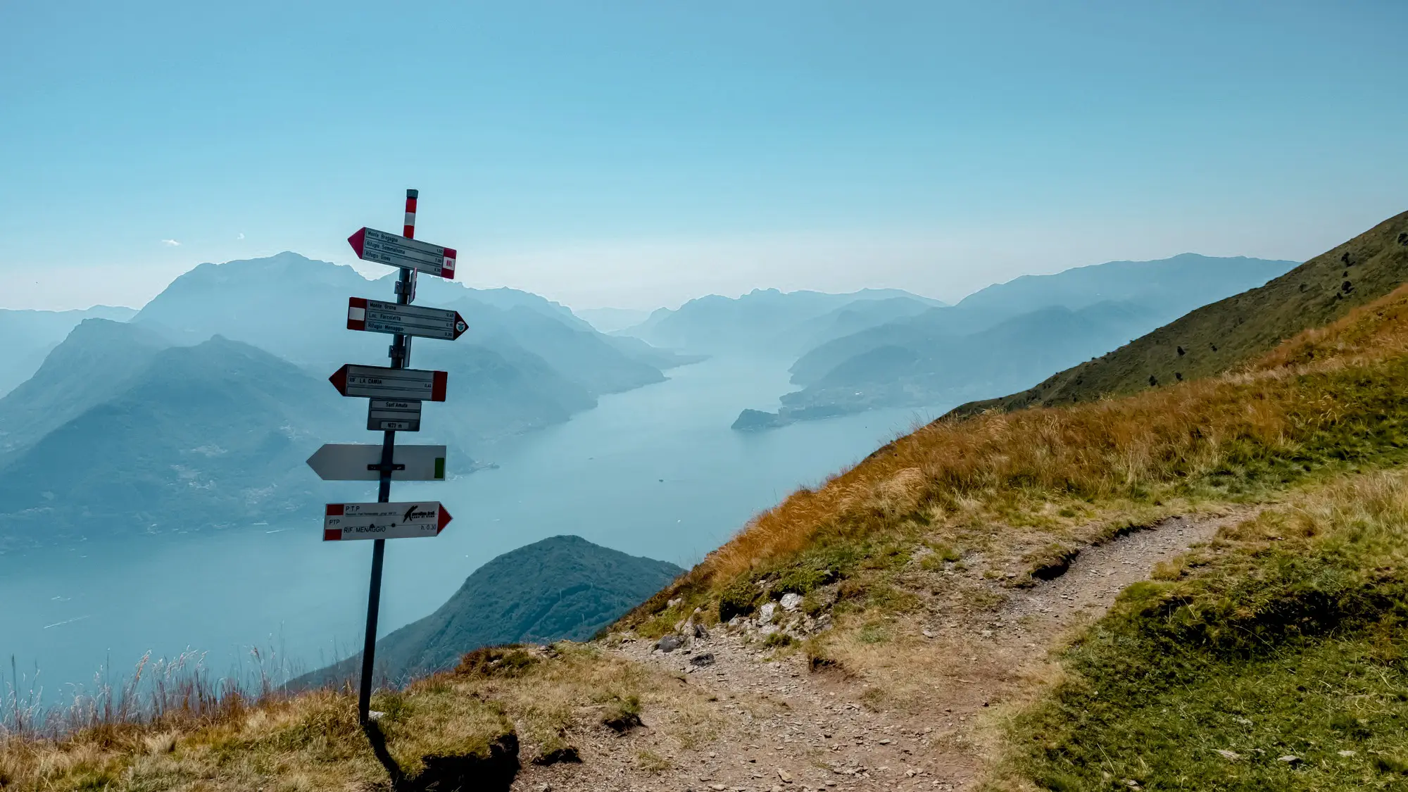 Wanderung, Comer See Wegweiser auf einem Weg in den Alpen des Comer See