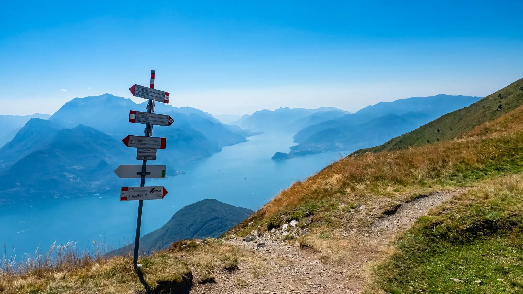 Wanderung, Comer See Wegweiser auf einem Weg in den Alpen des Comer See