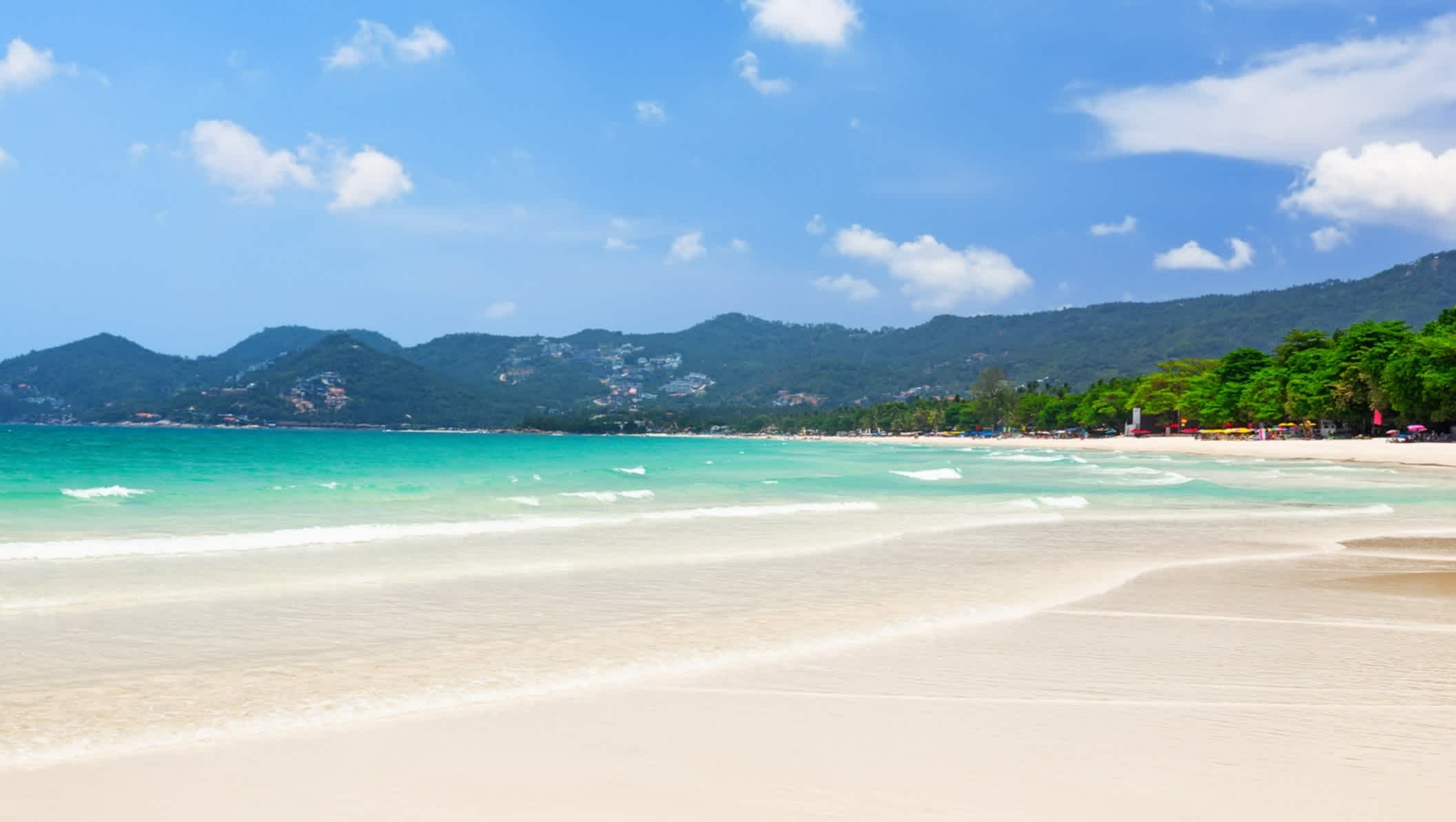 Blick auf den wunderschönen weißen Sandstrand mit türkisfarbenem Wasser des Chaweng Strandes in Koh Samui, Thailand.