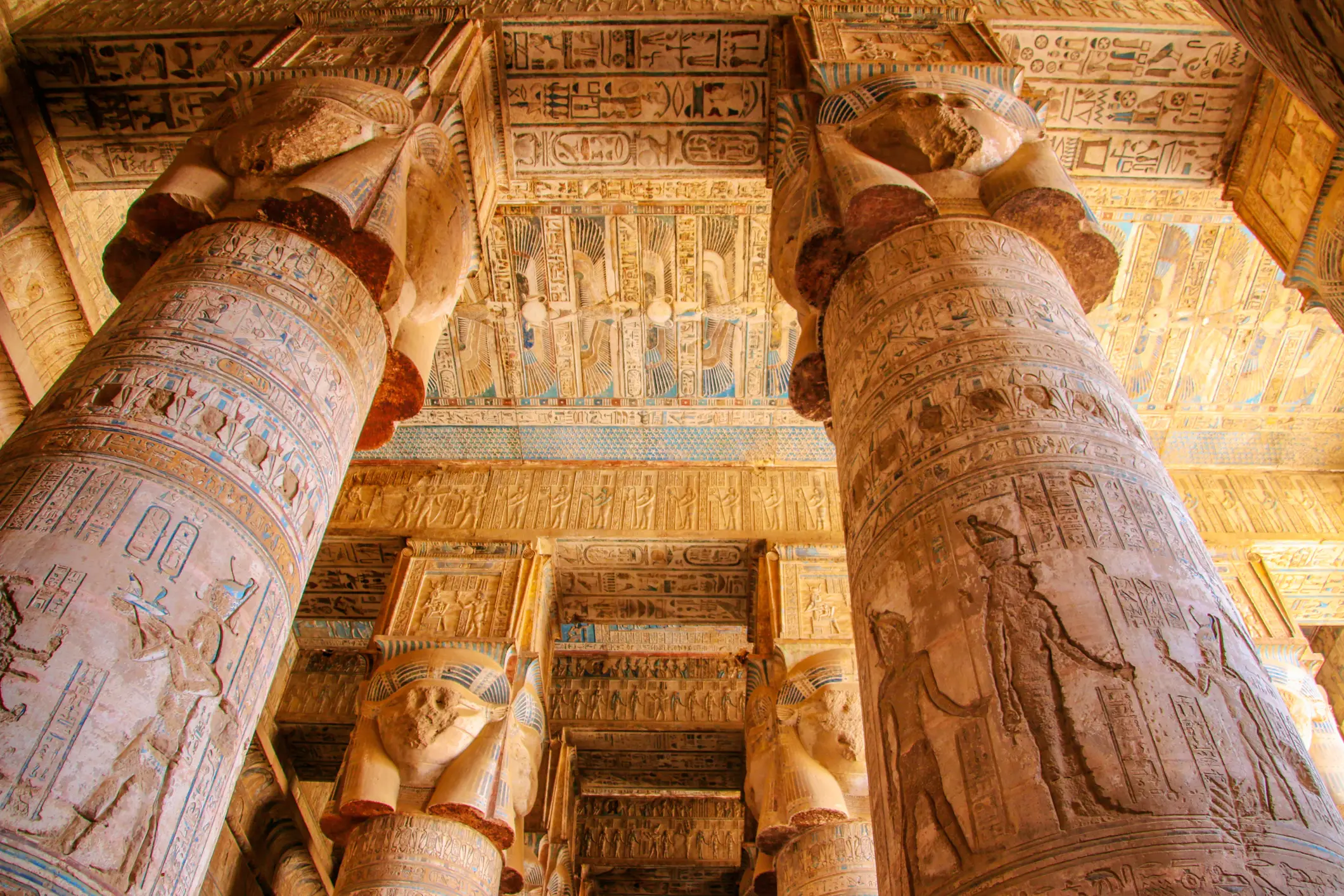 Schönes Interieur des Tempels von Dendera oder des Tempels von Hathor. 