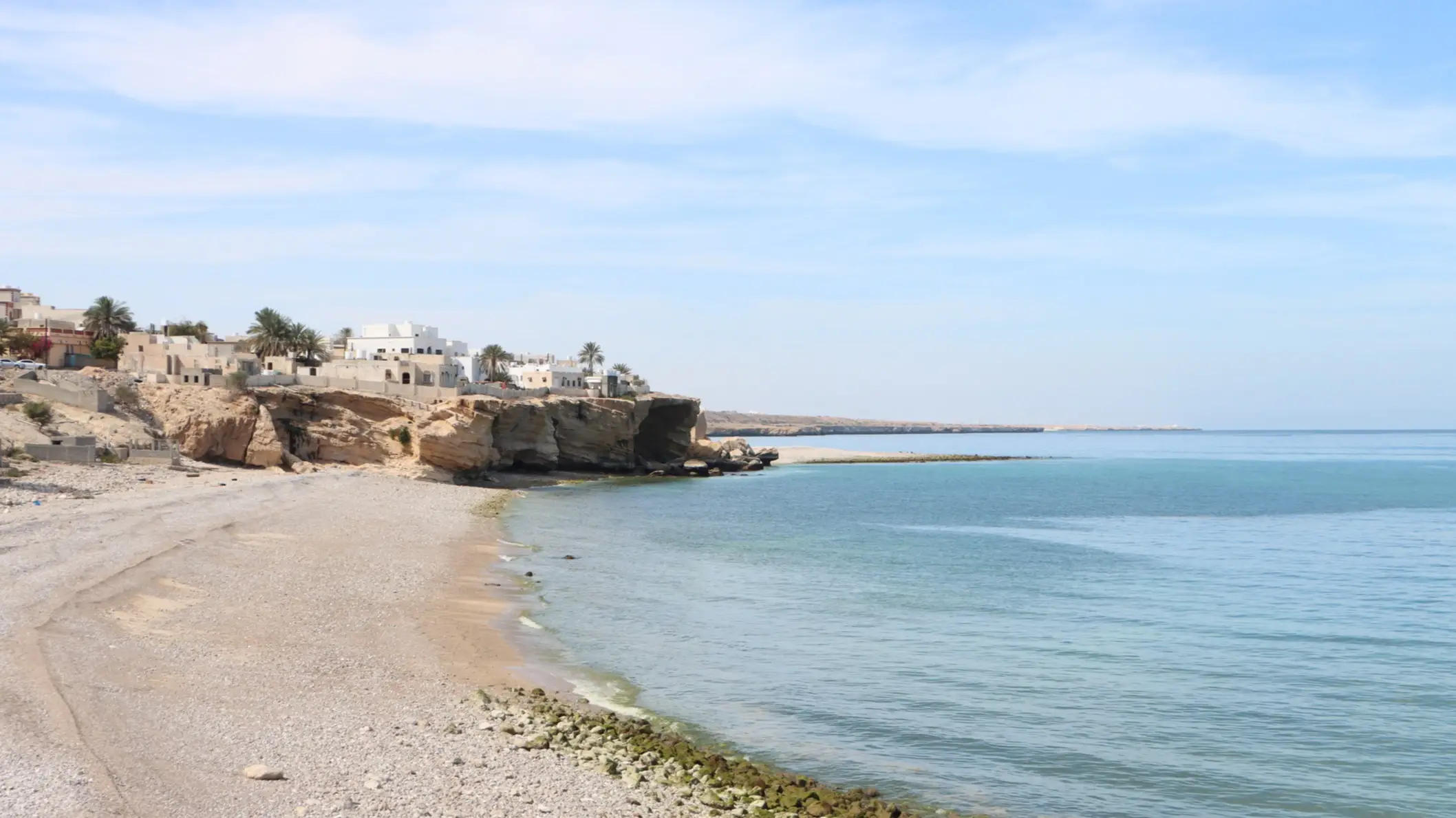 Oman, Tiwi Der Ansicht auf dem Klippendorf und Strand Tiwi im Oman.