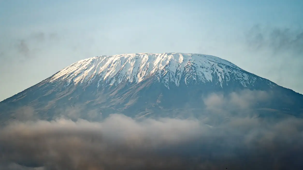 Sommet enneigé du volcan Kilimandjaro. Neige au sommet du Kilimandjaro à Amboseli