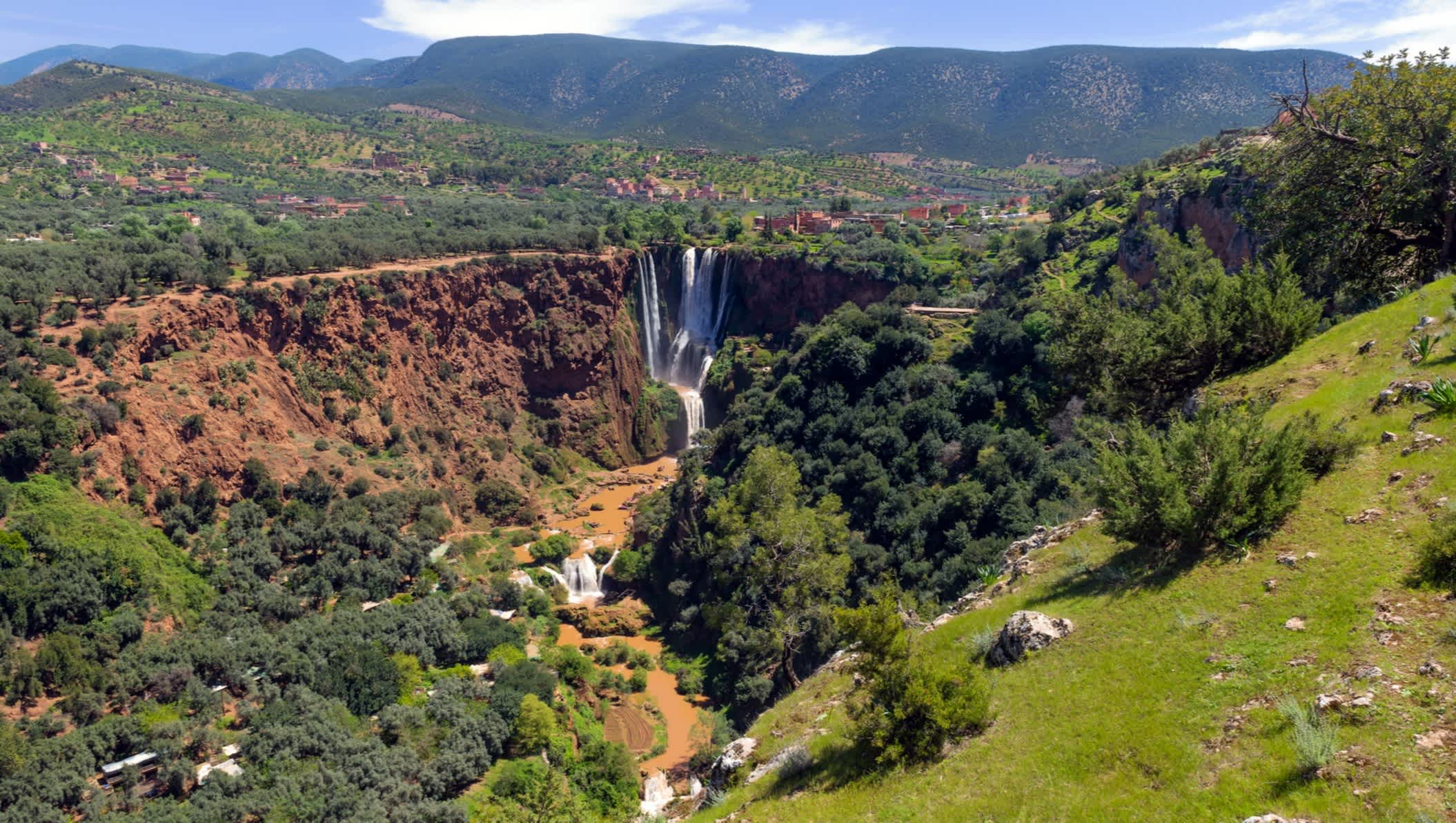 Chute d'eau dans la nature verdoyante, Maroc