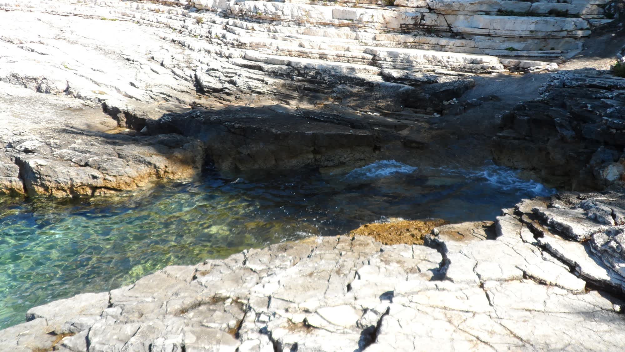 Mer et rochers au cap Kamenjak, en Istrie, Croatie.