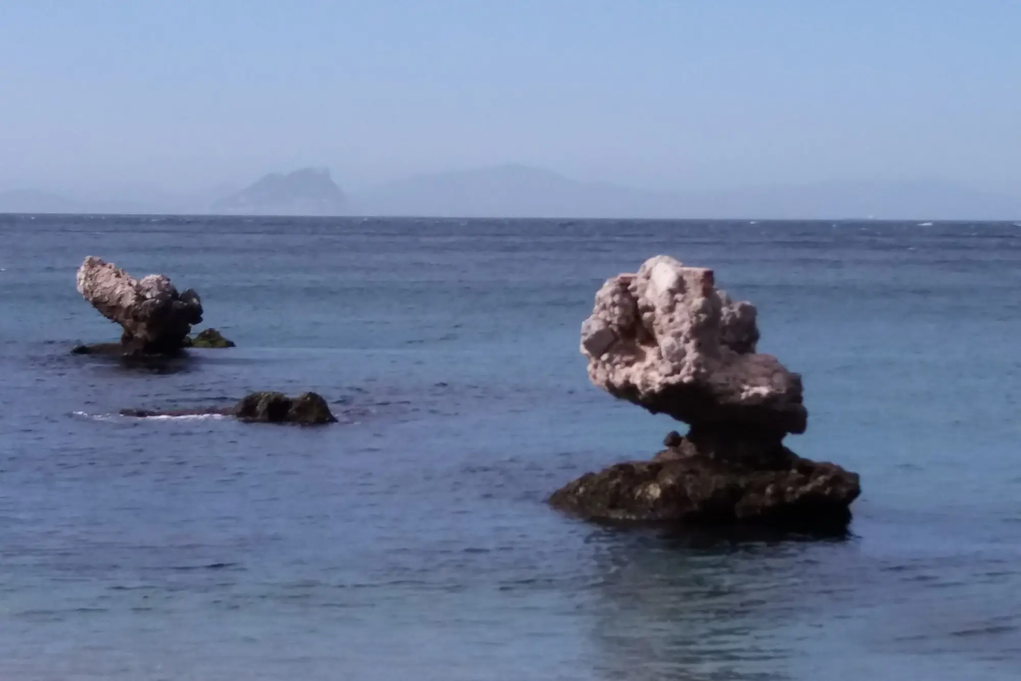Zwei Felsen im Merr beim Belyounech Strand.