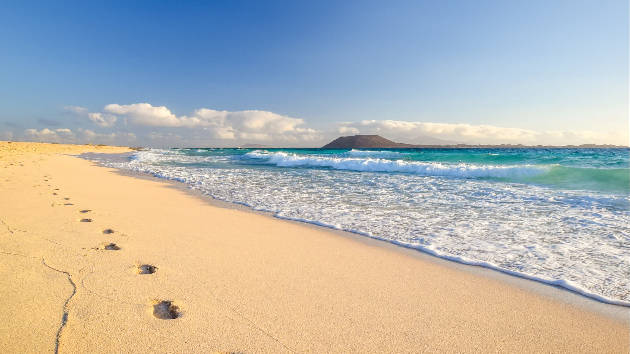 Der Aussicht auf der Insel Lobos von Corralejo-Strand, Fuerteventura, Kanarische Inseln, Spanien