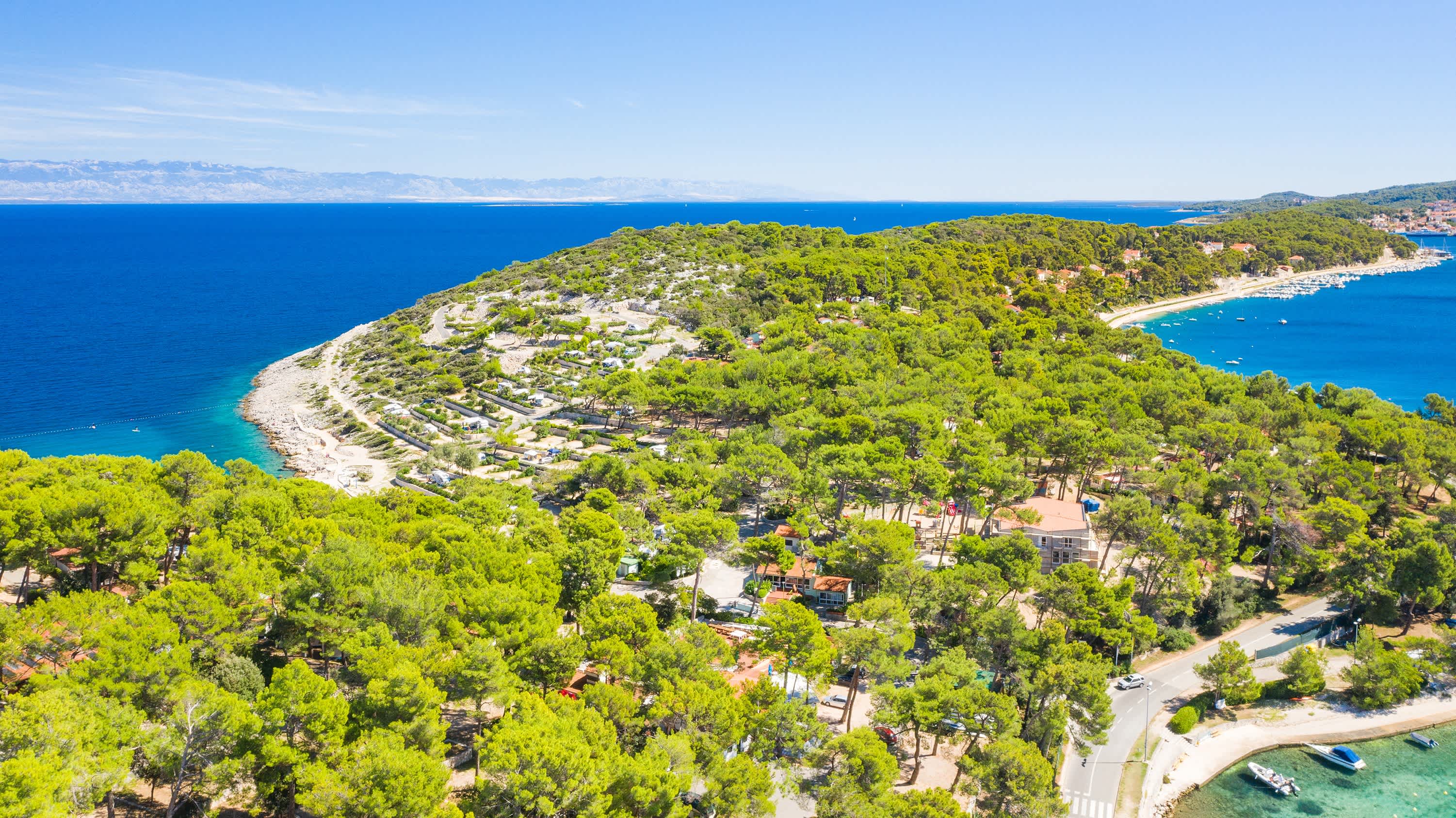 Luftaufnahme der grünen Adriaküste auf der Insel Losinj, Kvarner Bucht, Istrien, Kroatien.

