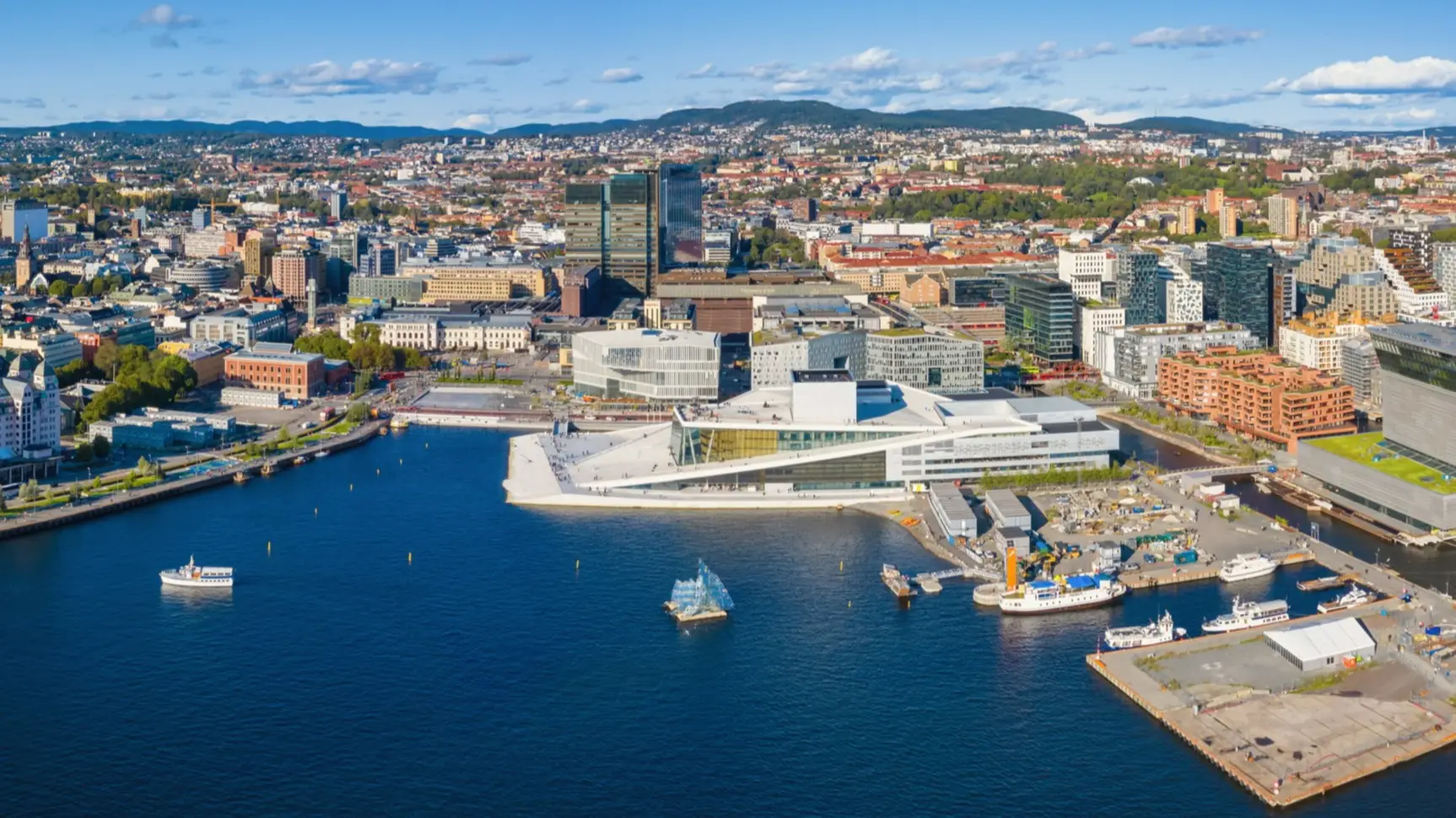 Vue aérienne du port d'Oslo avec l'Opéra, Norvège.