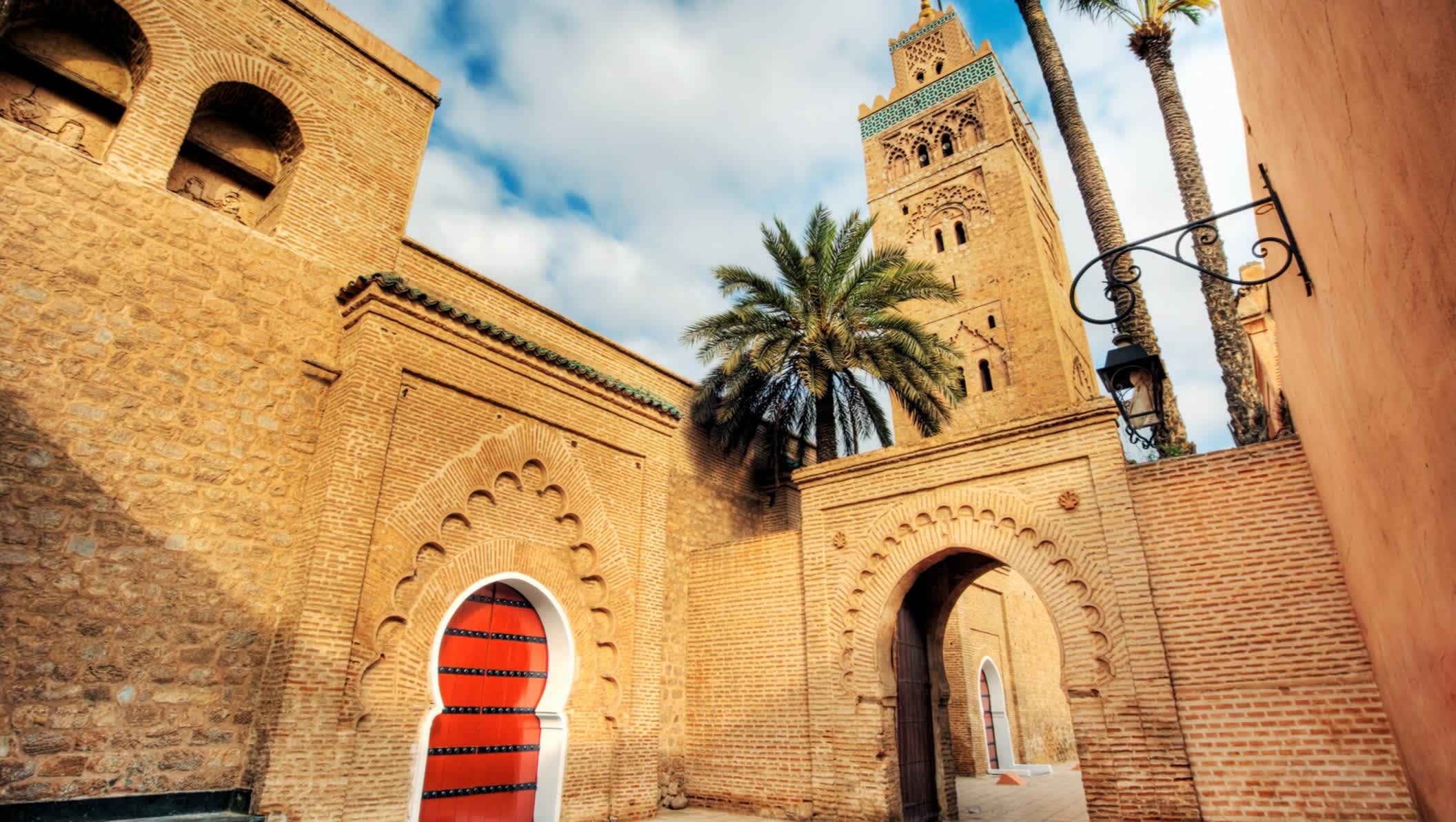 Bâtiment historique Mosquée Koutoubia avec palmiers, Maroc