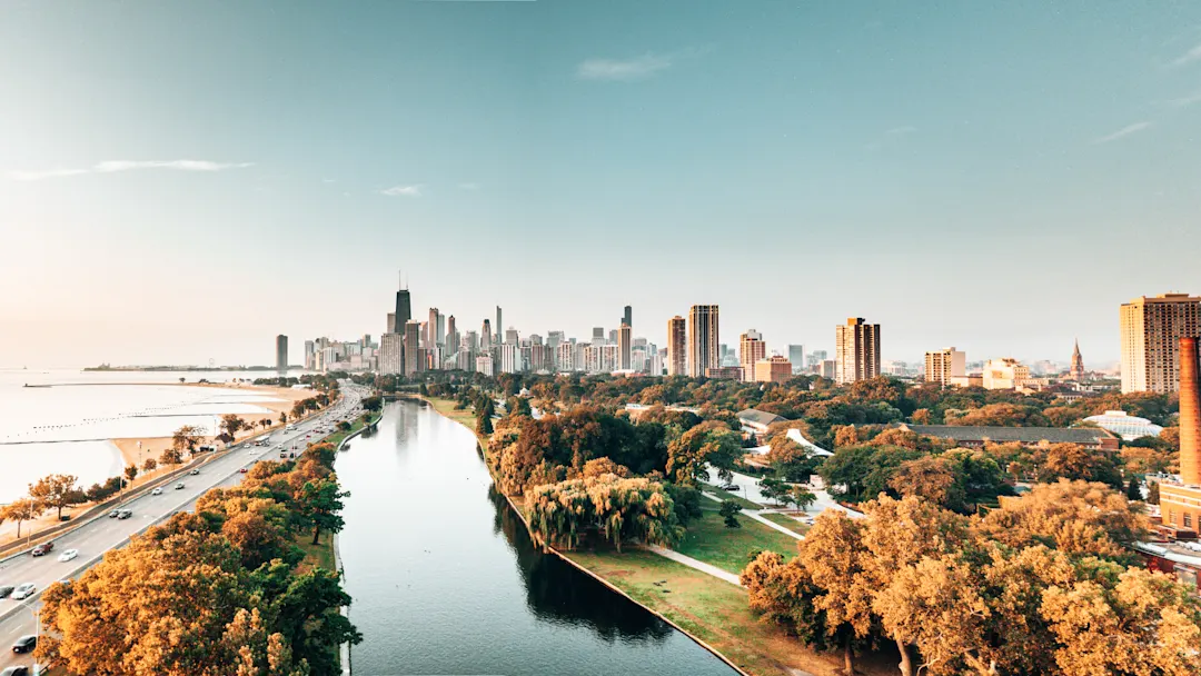 Luftaufnahme der Skyline und Wasserwege bei Sonnenuntergang, Chicago, Illinois, USA.