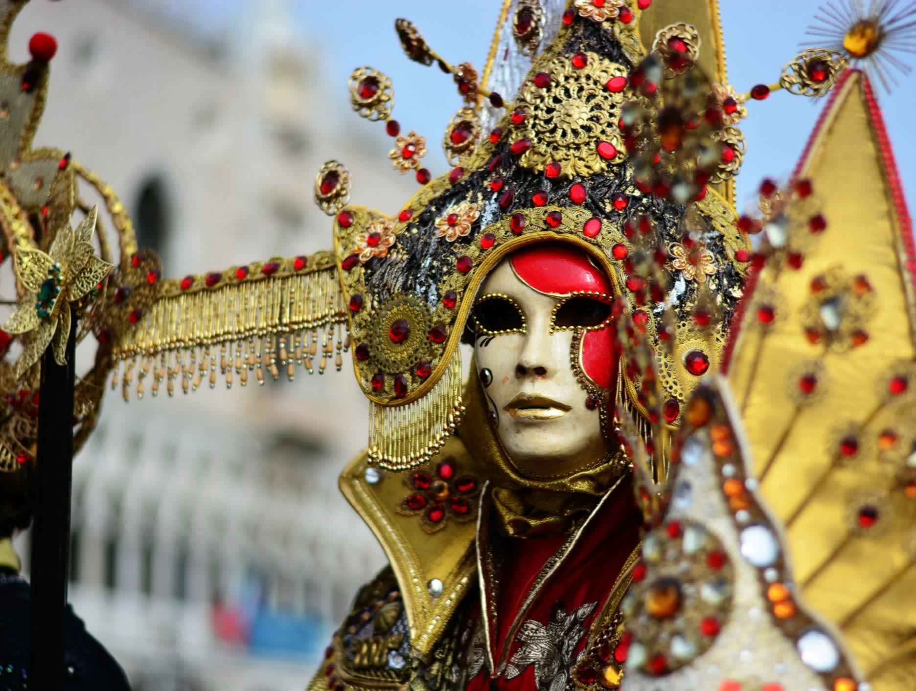 Ein wunderschönes Kostüm für Karneval in Venedig, Italien. 