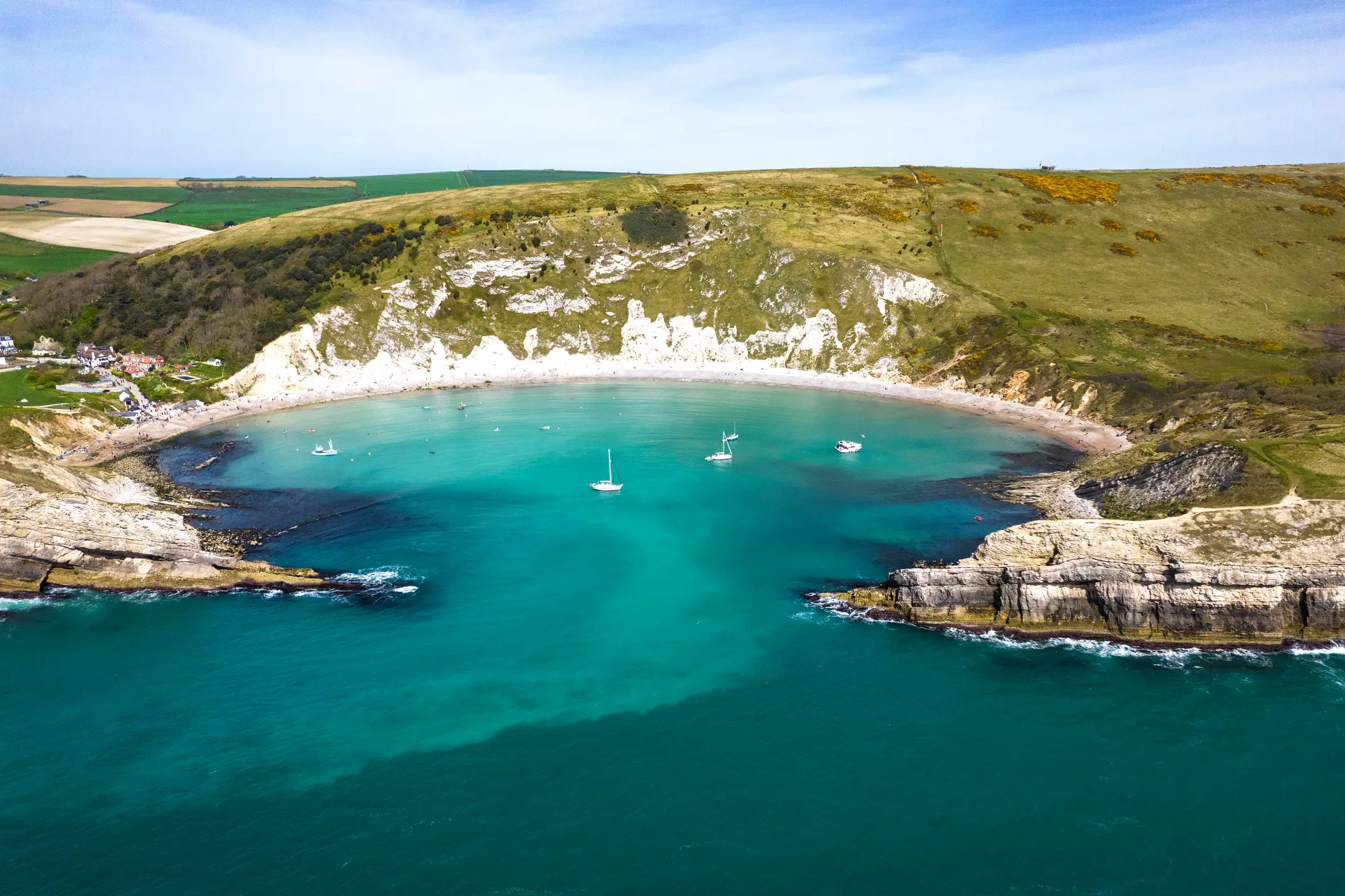 England, Dorset, Lulworth Cove Luftaufnahme von Lulworth Cove Strand, Dorset, England, Vereinigtes Königreich.