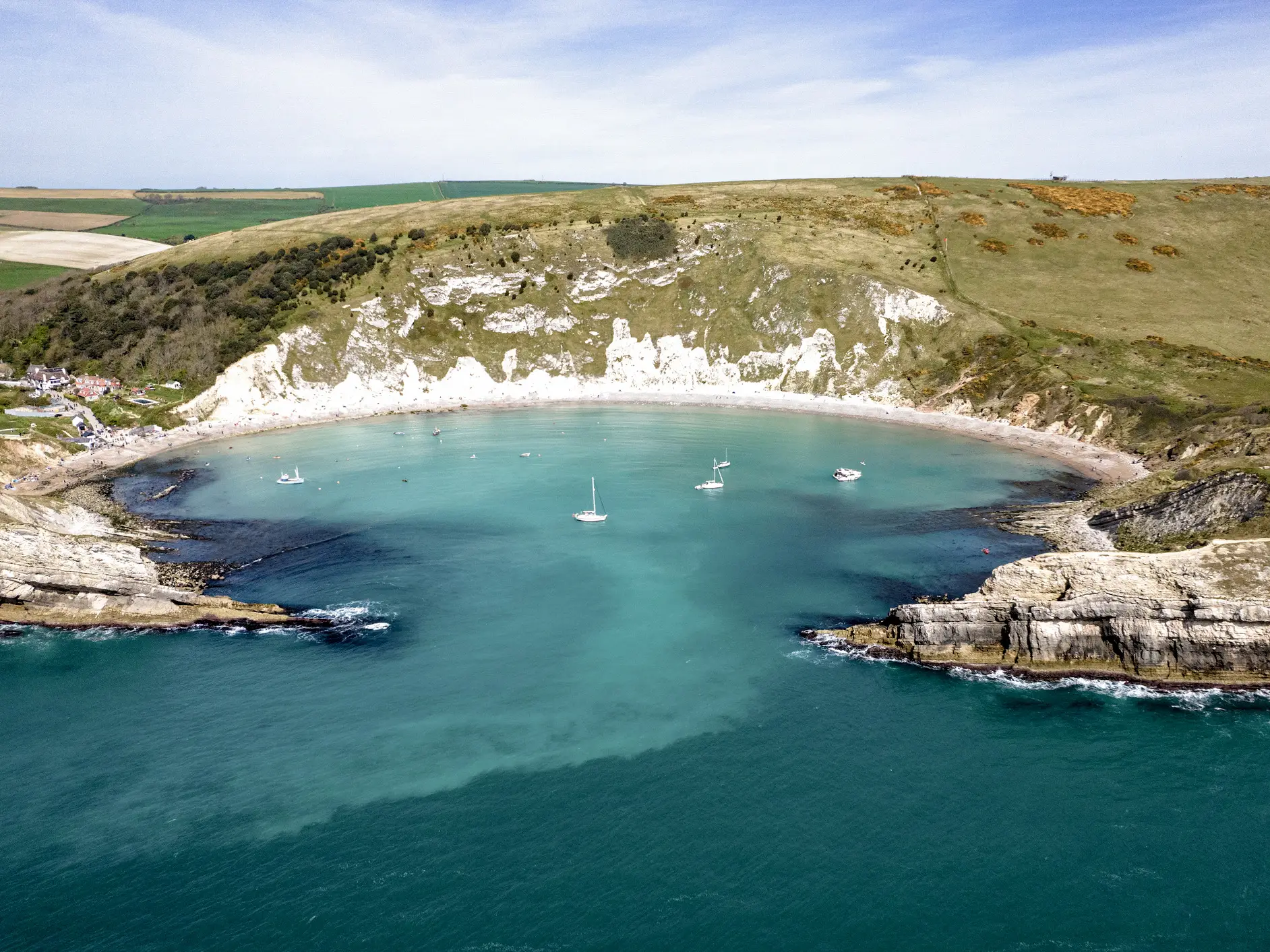 England, Dorset, Lulworth Cove Luftaufnahme von Lulworth Cove Strand, Dorset, England, Vereinigtes Königreich.
