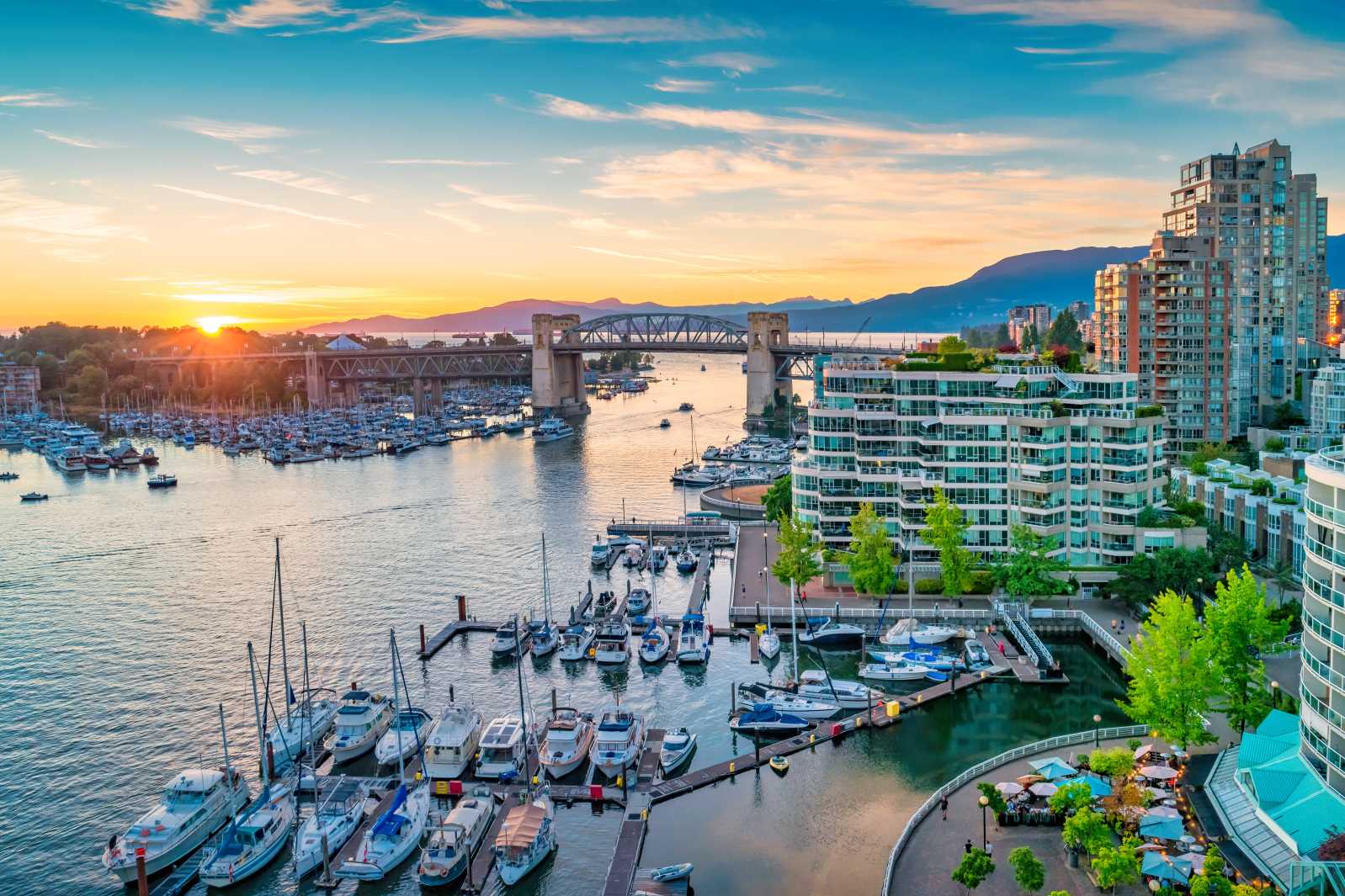 Vue aérienne de la ville de Vancouver au coucher du soleil