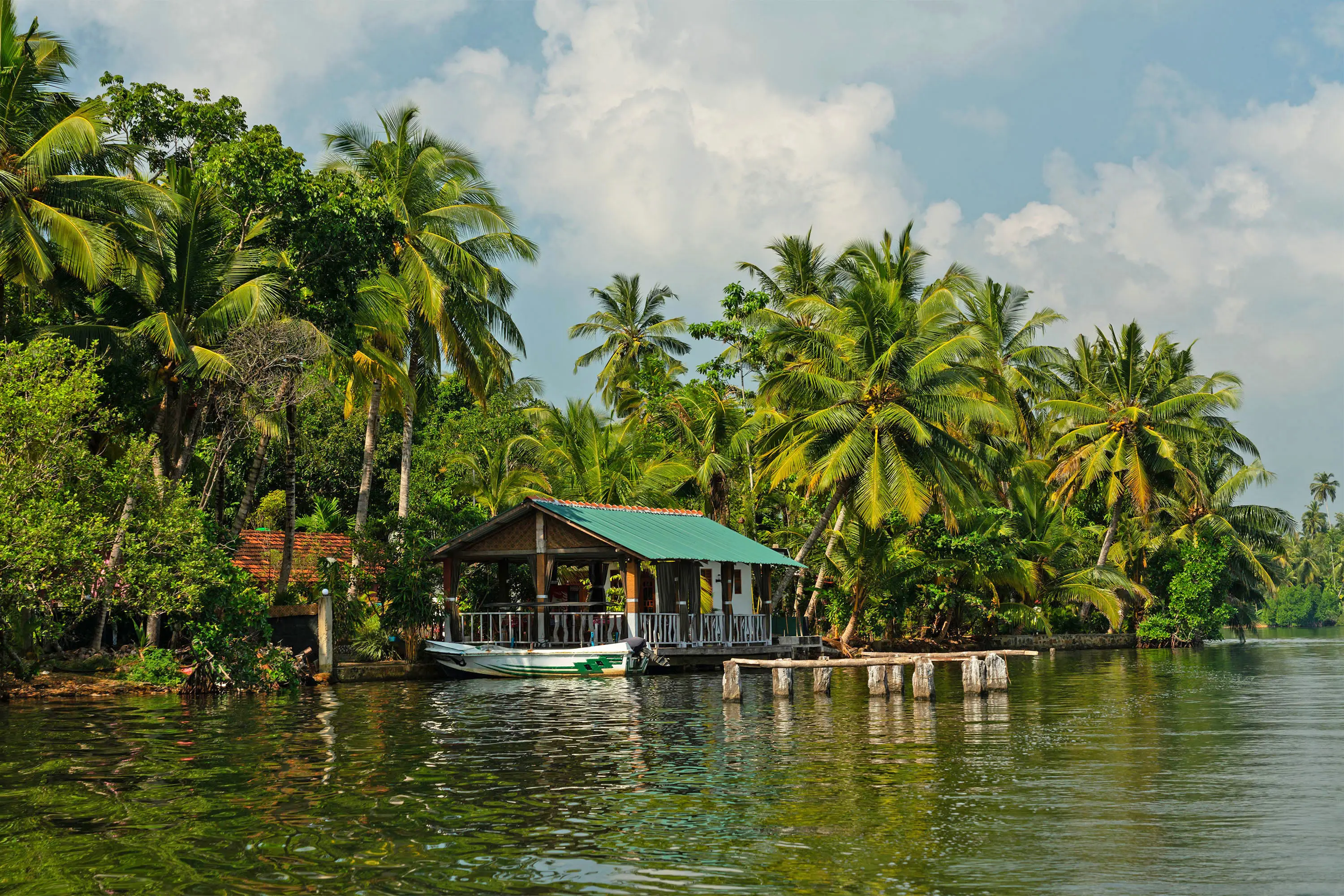 Sri Lanka, Koggala, See See mit Palmenkulisse und Steg
