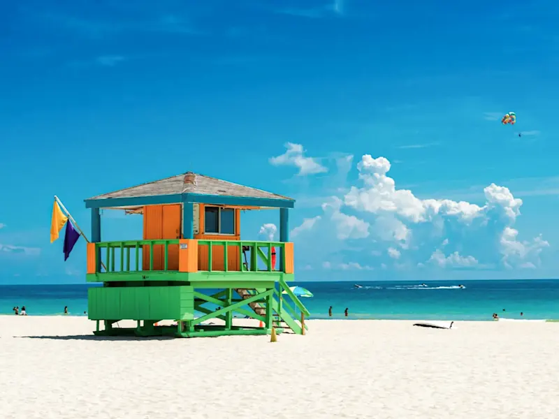 États-Unis d'Amérique, Floride, Miami Station de sauvetage colorée sur une plage ensoleillée de Miami Beach. Miami, Floride, États-Unis.