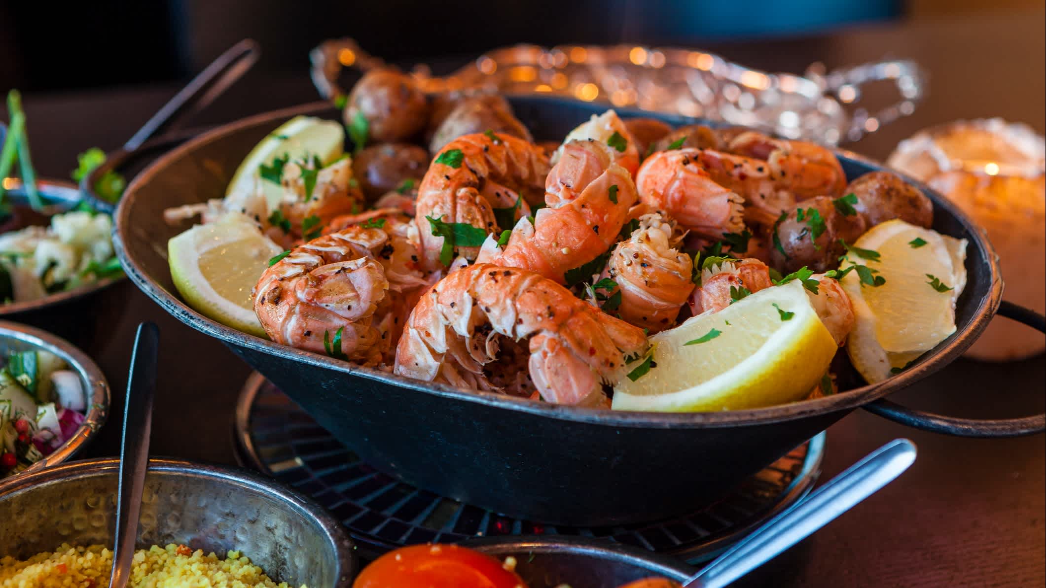 Langoustes et tranches de citron dans un bol dans un restaurant en Islande