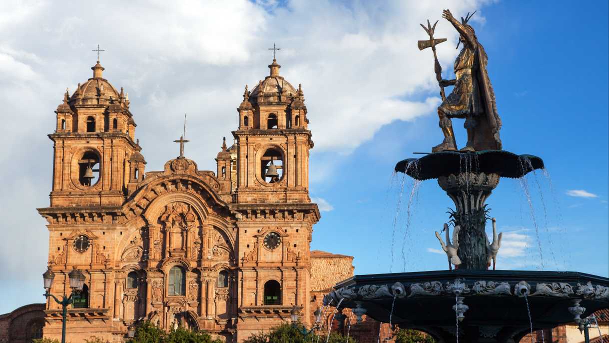 Statue des Inka Pachacutec auf dem Brunnen und der katholischen Kirche auf der Plaza de Armas, Cusco oder Cuzco Stadt, Peru