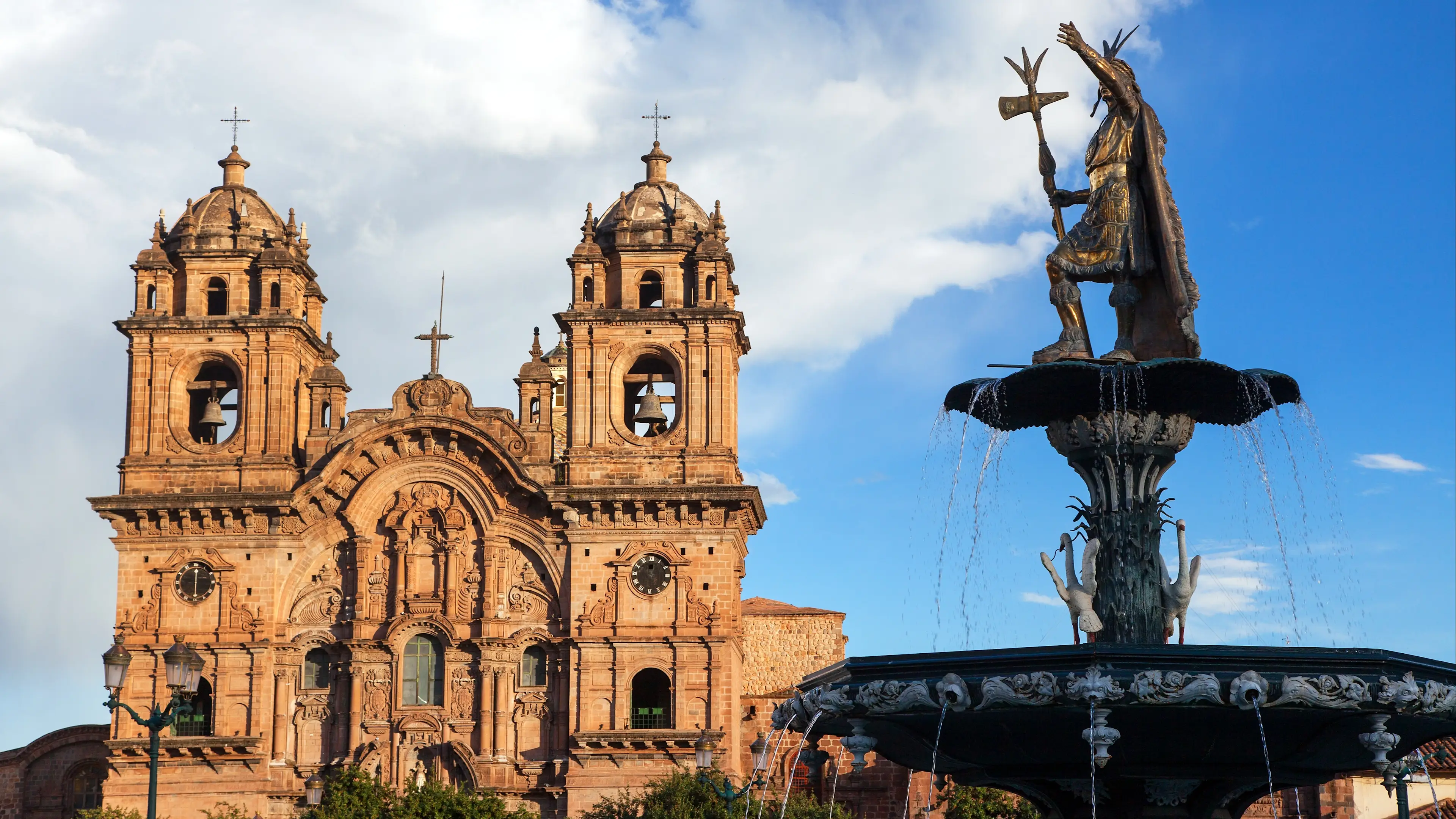 Peru Cusco Plaza de Armas Statue des Inka Pachacutec auf dem Brunnen und der katholischen Kirche auf der Plaza de Armas, Cusco oder Cuzco Stadt, Peru