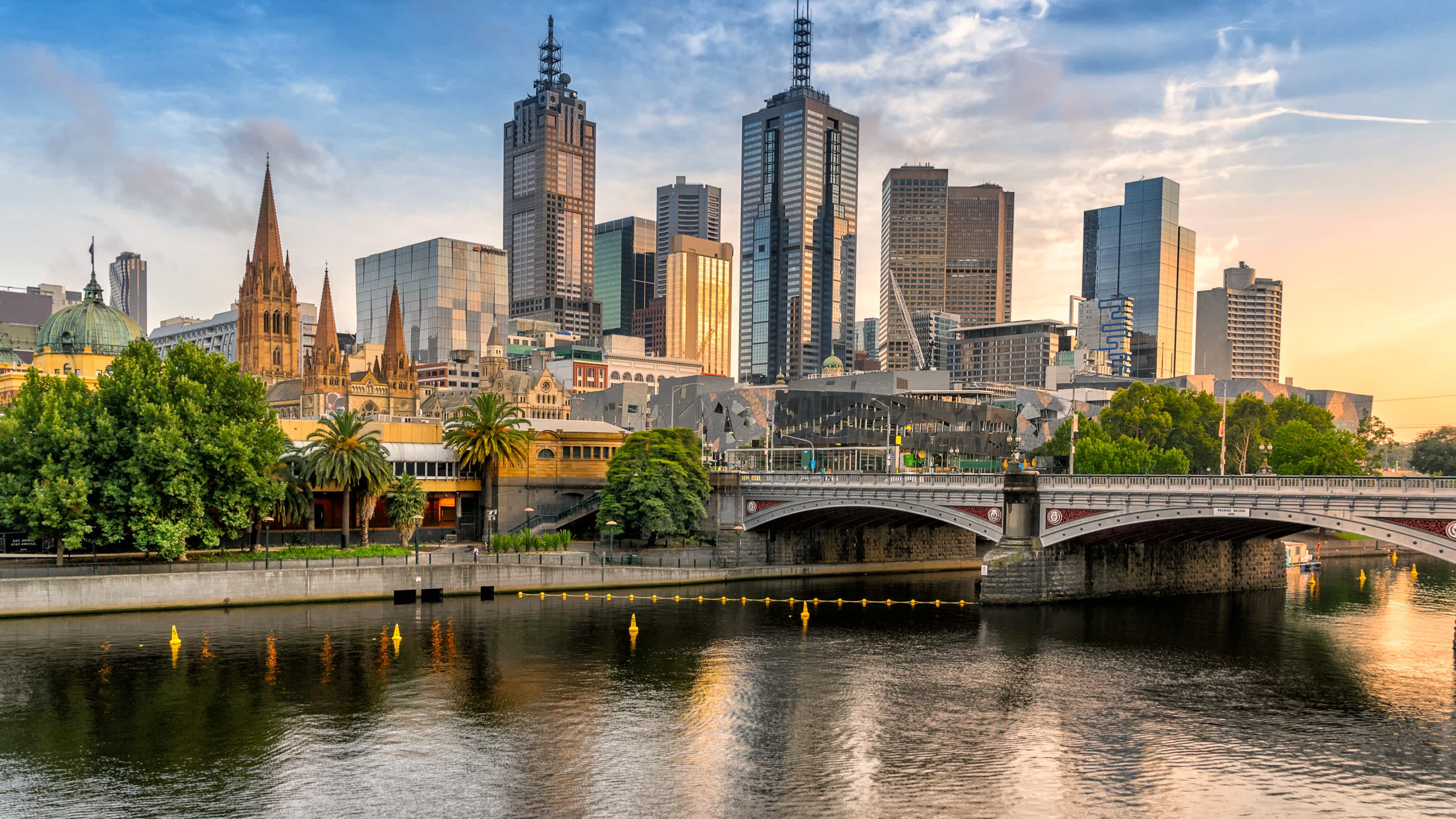 Blick über den Fluss Yarra von Southbank auf die Stadt Melbourne, Australien.