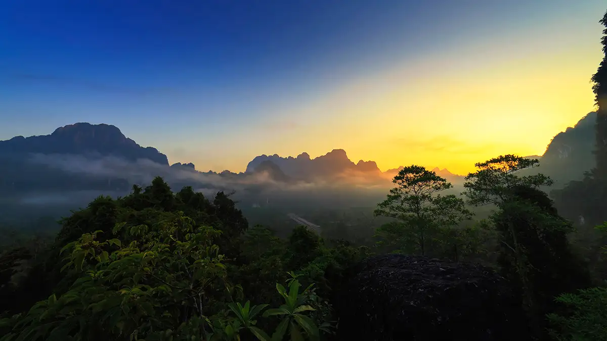 Sonnenaufgang, Khao Sok Nationalpark Sonnenaufgang über den Khao Sok Nationalpark, Elephant Hills Thailand