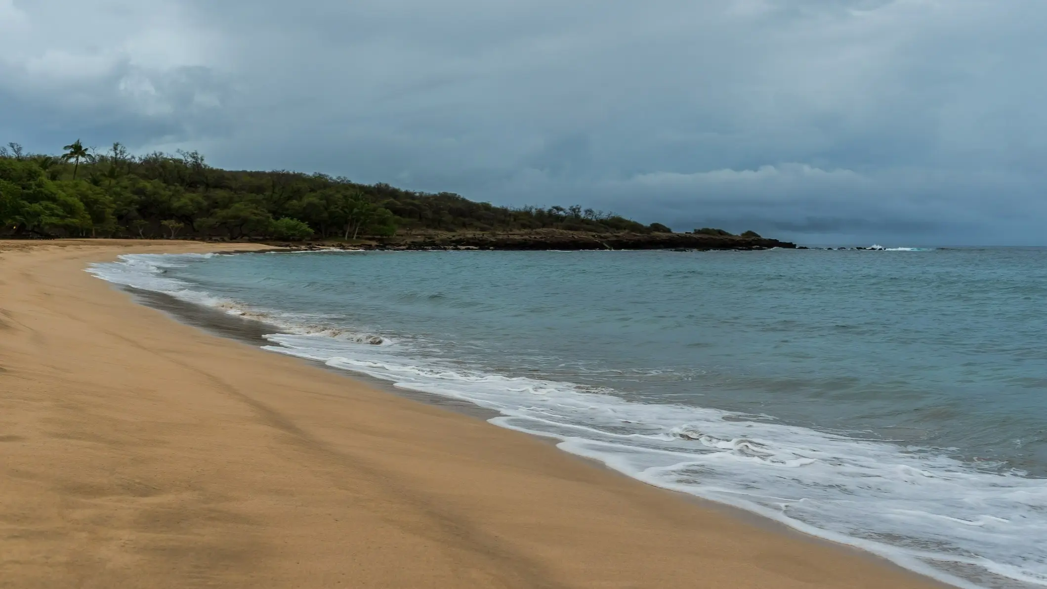 États-Unis Hawaii Hulopoe Bay Sable nacré et eau claire de la baie de Hulopoe, Lanai à Hawaï