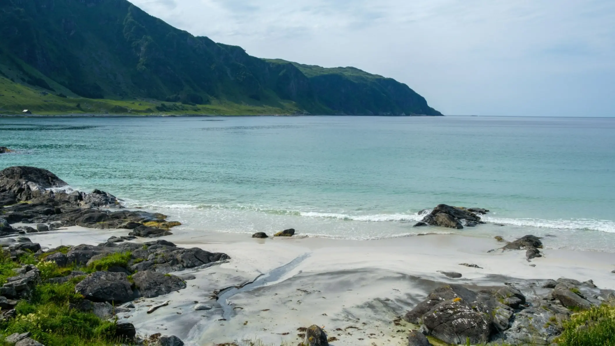 Norwegen, Måløy, Refviksanden Strand Aussicht auf eine Meereslandschaft von Refviksanden Strand, Måløy, Norwegen.