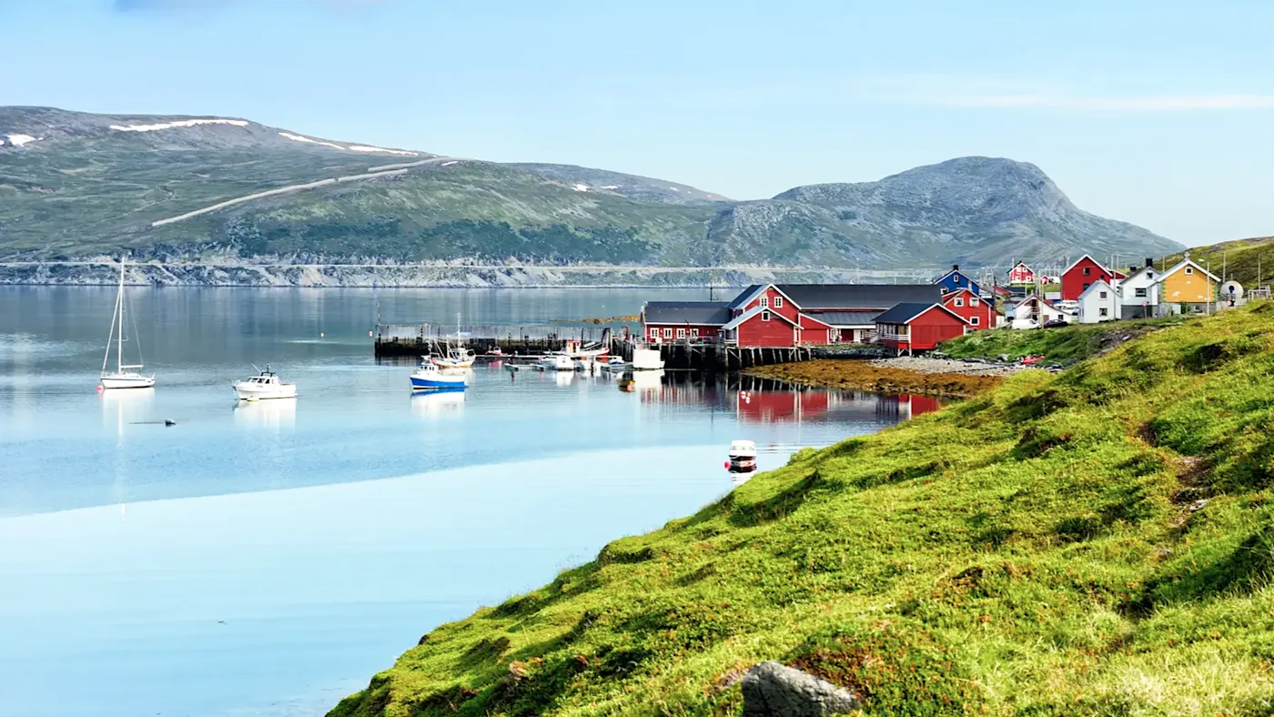 Port avec des maisons colorées et des bateaux. Honningsvåg, Cap Nord, Norvège.