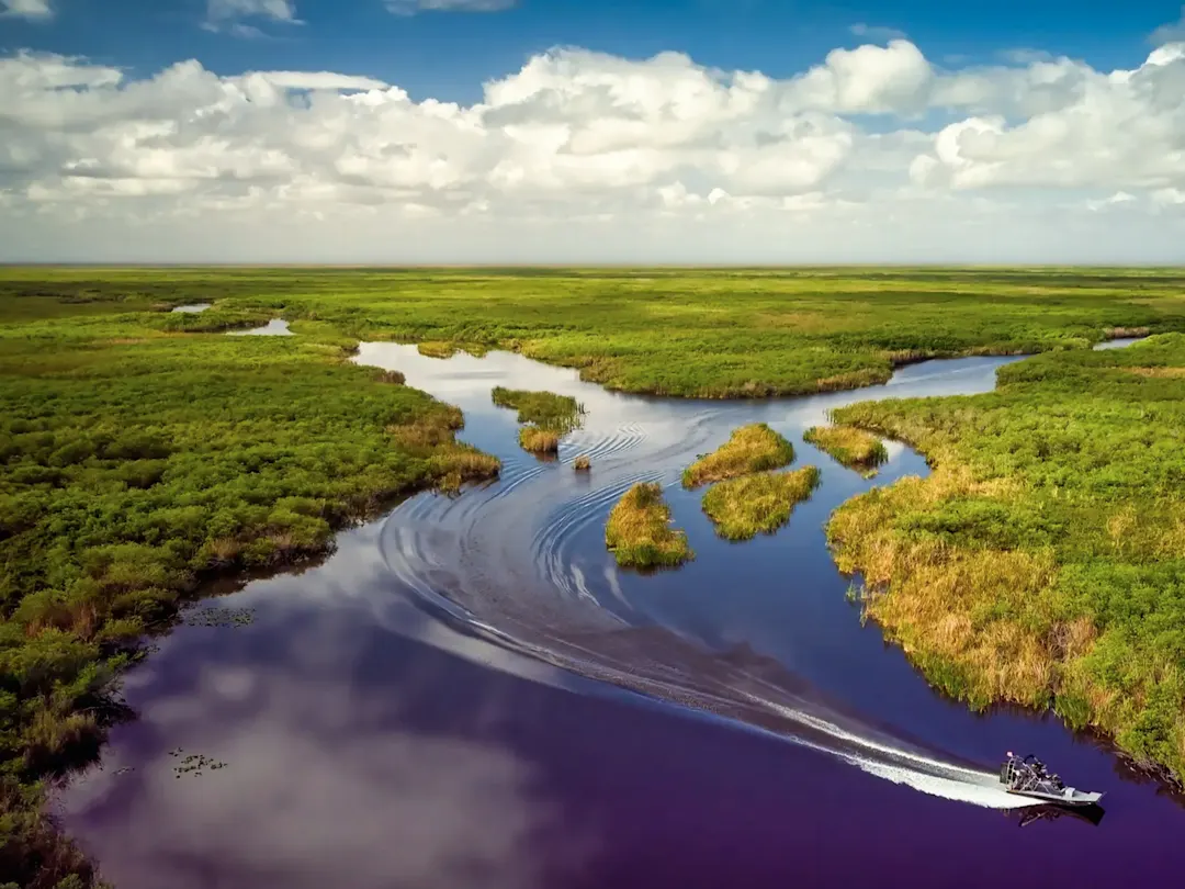 Weites Feuchtgebiet mit Boot und Wasserwegen in den Everglades. Everglades, Florida, USA.