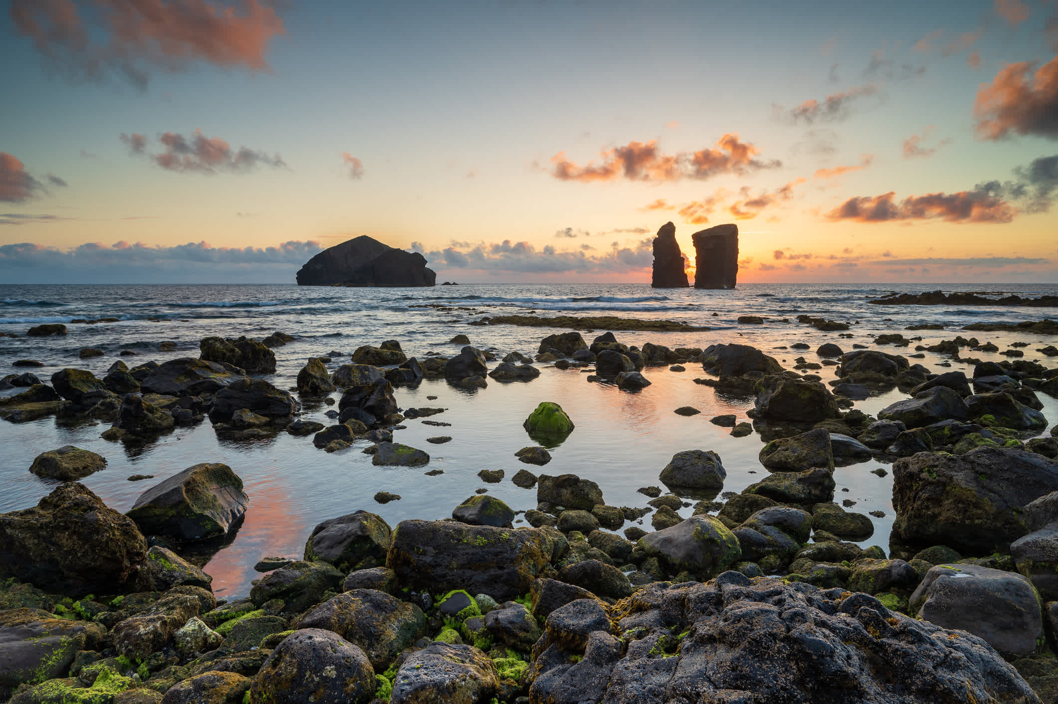 Sonnenuntergang am Strand von Mosteiros, Sao Miguel Insel, Azoren, Portugal.
