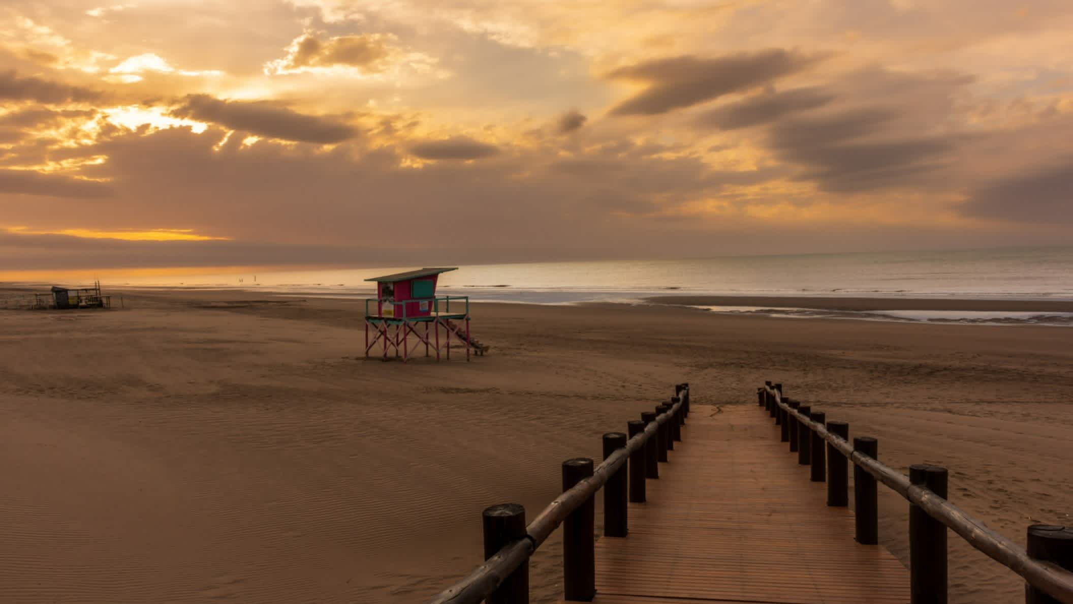 Lever de soleil époustouflant sur la plage déserte de Monte Hermoso, Argentine avec une cabane de sauveteurs