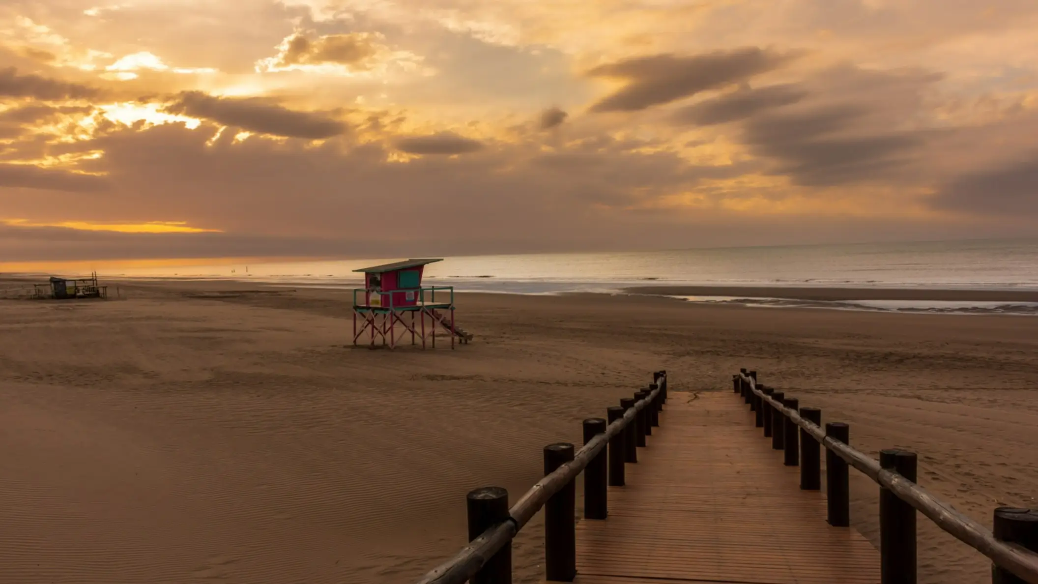 Monte Hermoso Beach, Argentinien Atemberaubender Sonnenaufgang am einsamen Strand von Monte Hermoso, Argentinien