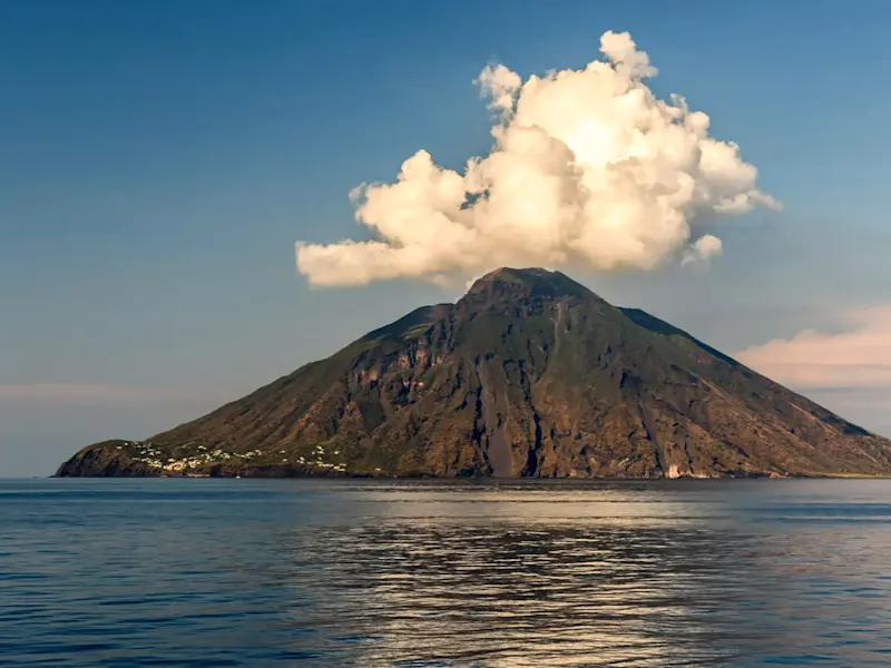 Italien, Messina, Vulkan Stromboli Der aktive Vulkan Stromboli mit seiner beeindruckenden Natur, Messina, Italien.