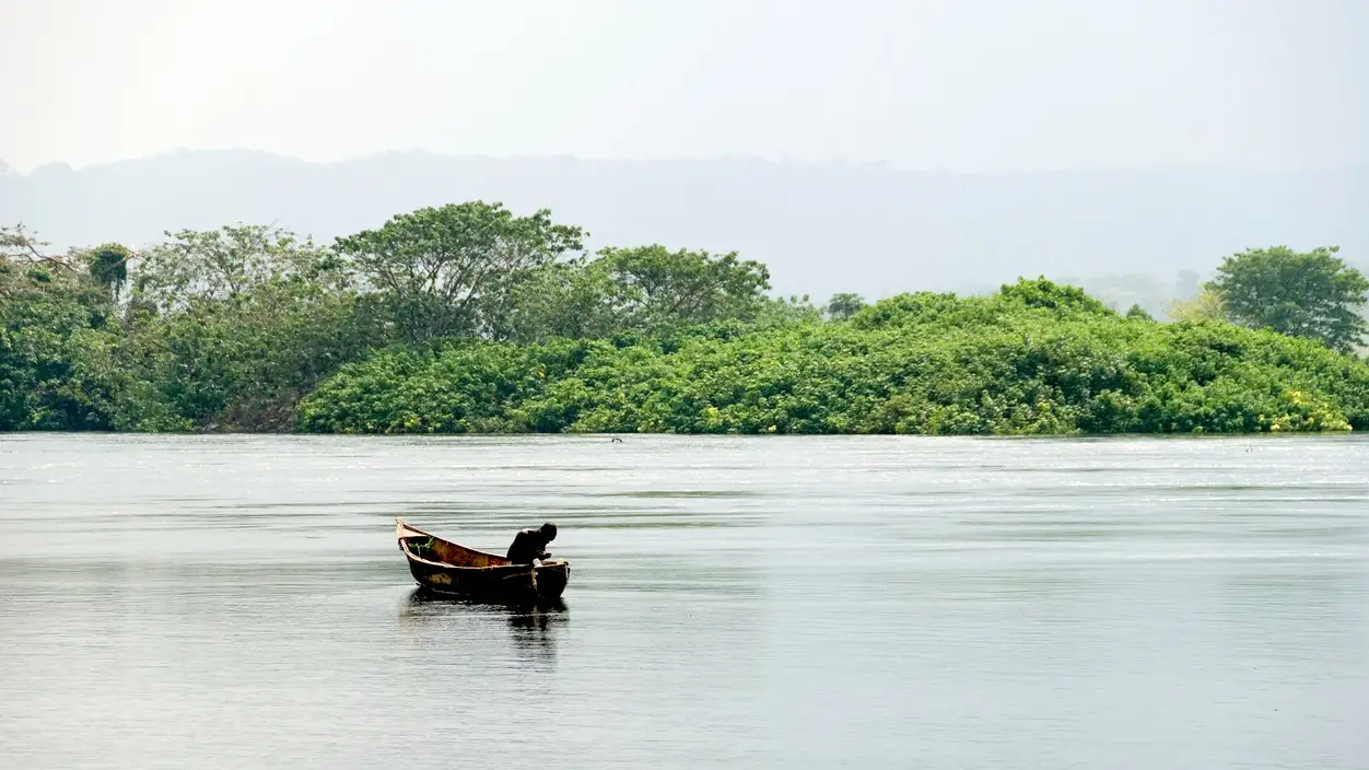 Lac Victoria, pêcheur Pêcheur en plein milieu du lac Victoria sur sa barque, Tanzanie